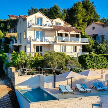 Villa Philippa - Luxurious Five-Room Villa - Idyllic Location - First Row To The Sea - Spectacular View Of The Sea Bay - Unforgettable Sunsets - 15 Minutes From Supetar Ferry Port - Free Parking - Private Pool Sutivan Exterior foto