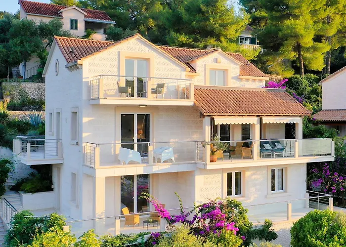 Villa Philippa - Luxurious Five-Room Villa - Idyllic Location - First Row To The Sea - Spectacular View Of The Sea Bay - Unforgettable Sunsets - 15 Minutes From Supetar Ferry Port - Free Parking - Private Pool