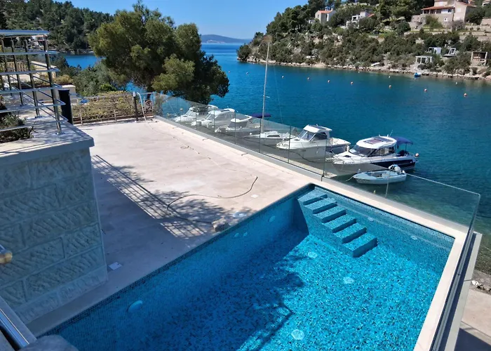 Villa Philippa - Luxurious Five-Room Villa - Idyllic Location - First Row To The Sea - Spectacular View Of The Sea Bay - Unforgettable Sunsets - 15 Minutes From Supetar Ferry Port - Free Parking - Private Pool