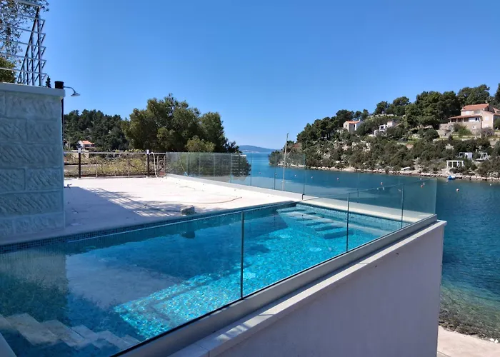 Villa Philippa - Luxurious Five-Room Villa - Idyllic Location - First Row To The Sea - Spectacular View Of The Sea Bay - Unforgettable Sunsets - 15 Minutes From Supetar Ferry Port - Free Parking - Private Pool
