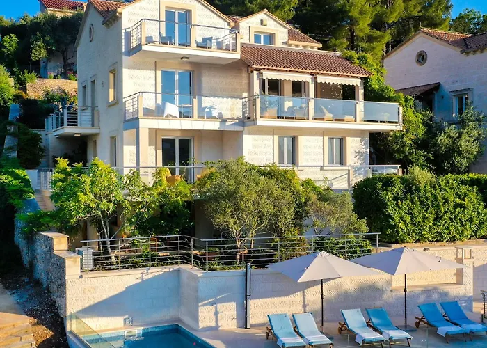 Villa Philippa - Luxurious Five-Room Villa - Idyllic Location - First Row To The Sea - Spectacular View Of The Sea Bay - Unforgettable Sunsets - 15 Minutes From Supetar Ferry Port - Free Parking - Private Pool