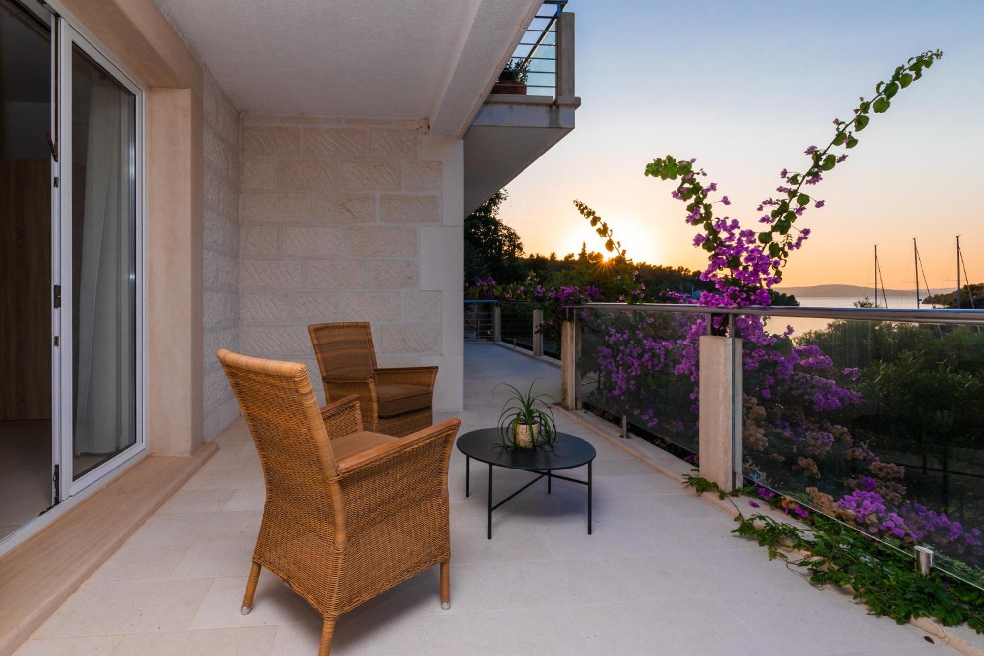 Vila Philippa - Luxurious Five-room - Idyllic Location - First Row To The Sea - Spectacular View Of The Sea Bay - Unforgettable Sunsets - 15 Minutes From Supetar Ferry Port - Free Parking - Private Pool Sutivan
