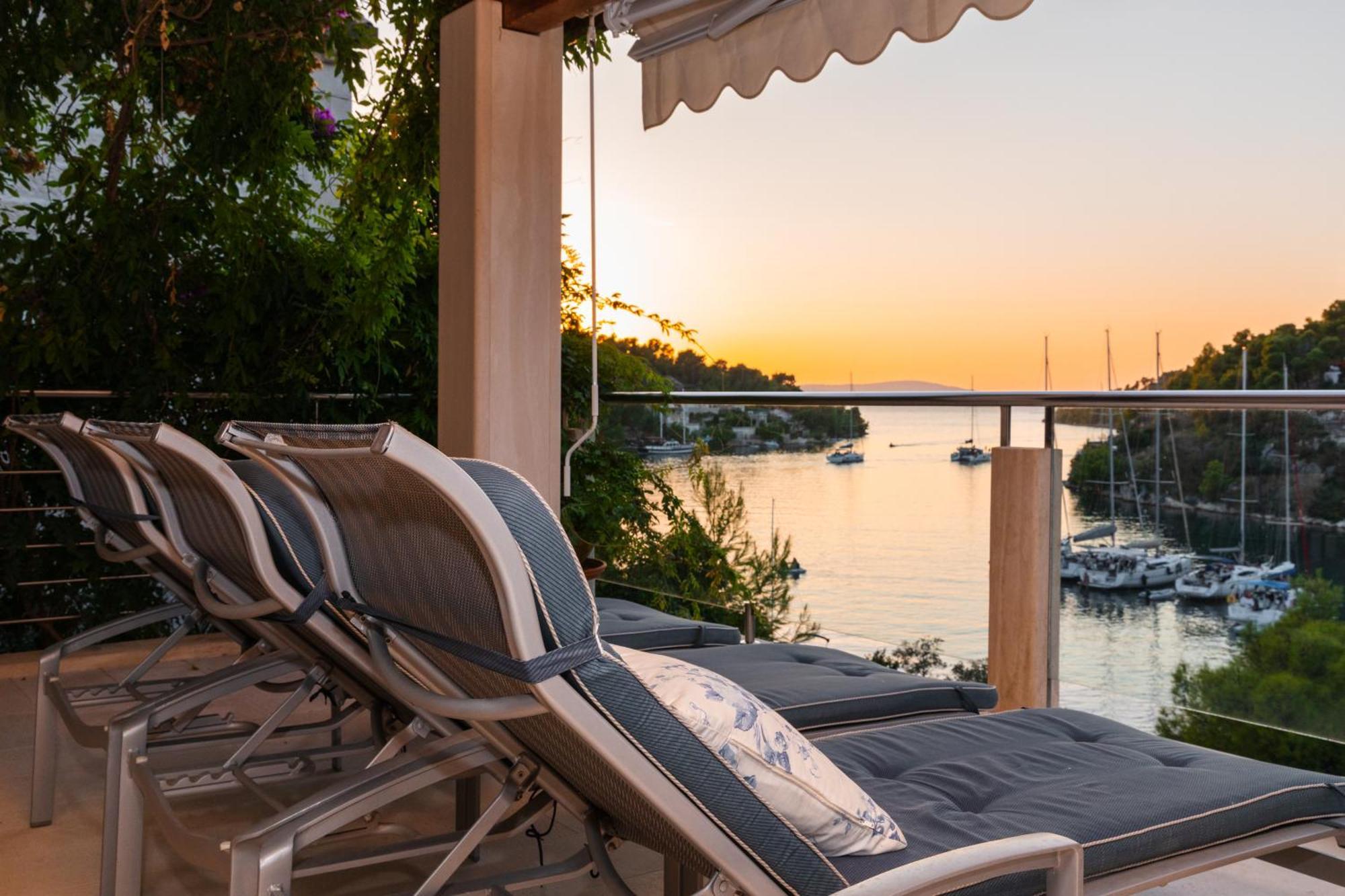 Philippa - Luxurious Five-room - Idyllic Location - First Row To The Sea - Spectacular View Of The Sea Bay - Unforgettable Sunsets - 15 Minutes From Supetar Ferry Port - Free Parking - Private Pool