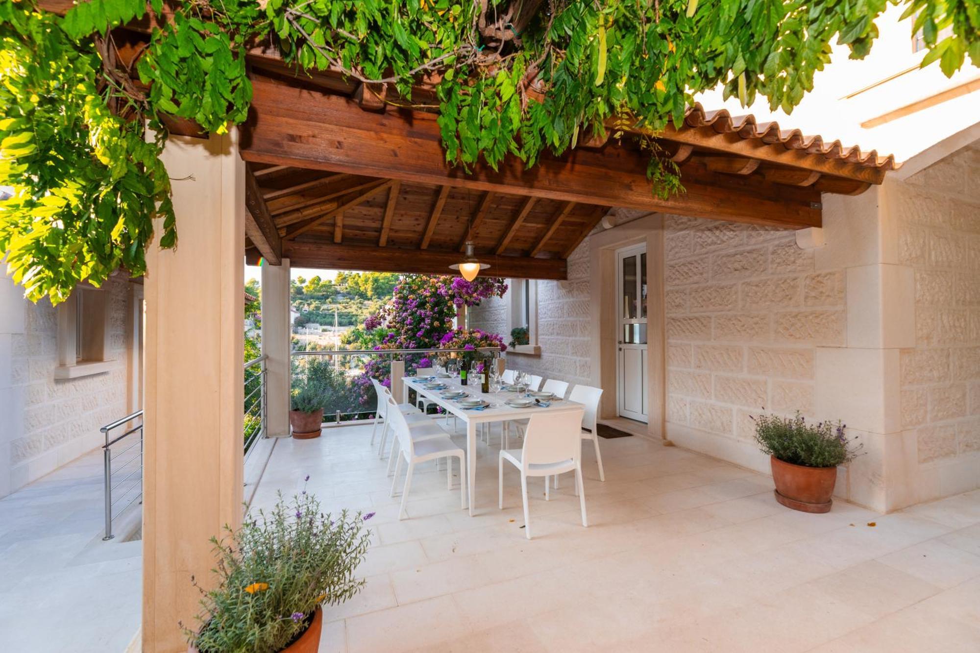 Philippa - Luxurious Five-room - Idyllic Location - First Row To The Sea - Spectacular View Of The Sea Bay - Unforgettable Sunsets - 15 Minutes From Supetar Ferry Port - Free Parking - Private Pool Sutivan