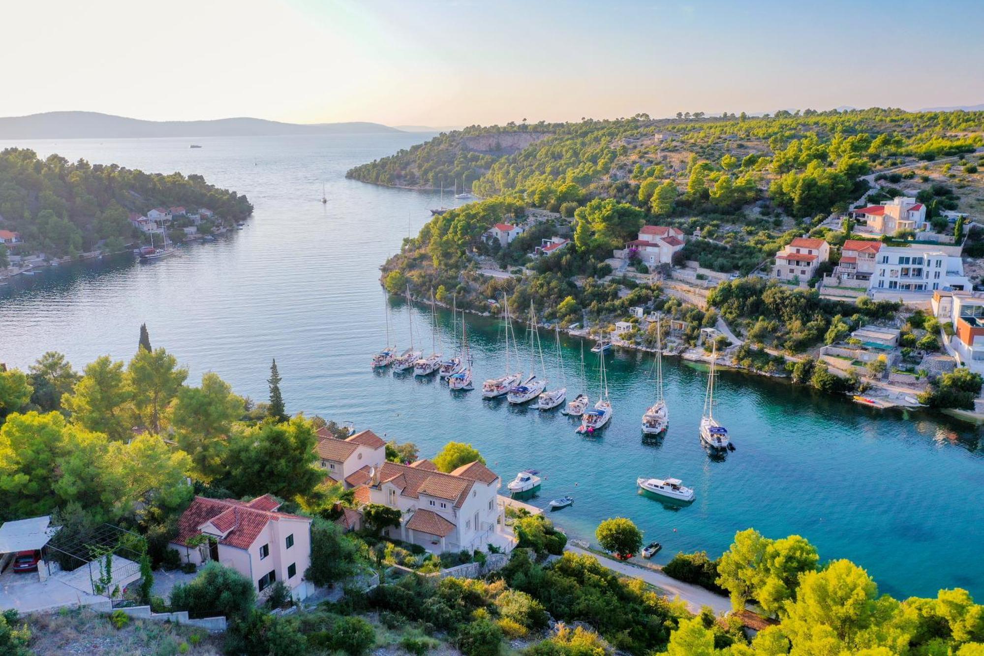 Philippa - Luxurious Five-room - Idyllic Location - First Row To The Sea - Spectacular View Of The Sea Bay - Unforgettable Sunsets - 15 Minutes From Supetar Ferry Port - Free Parking - Private Pool Villa Sutivan