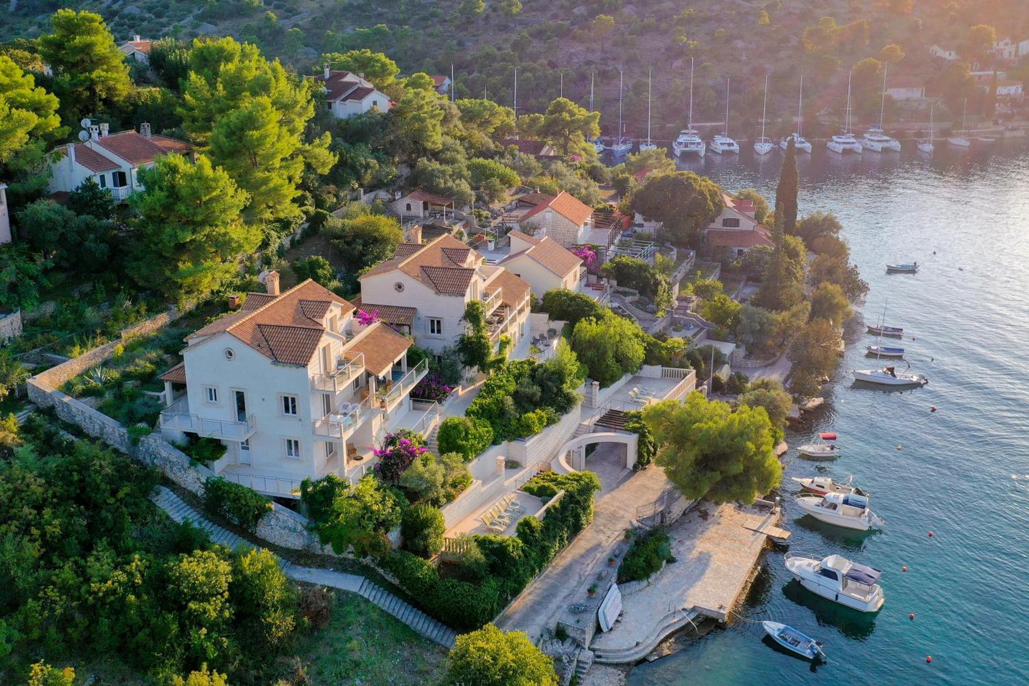 Philippa - Luxurious Five-room - Idyllic Location - First Row To The Sea - Spectacular View Of The Sea Bay - Unforgettable Sunsets - 15 Minutes From Supetar Ferry Port - Free Parking - Private Pool