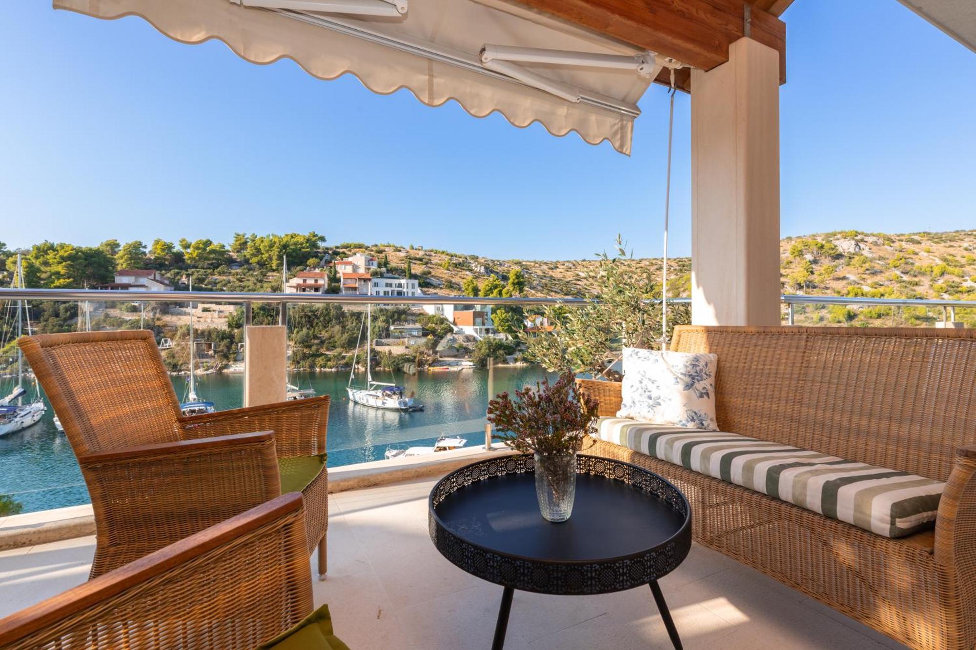 Philippa - Luxurious Five-room - Idyllic Location - First Row To The Sea - Spectacular View Of The Sea Bay - Unforgettable Sunsets - 15 Minutes From Supetar Ferry Port - Free Parking - Private Pool