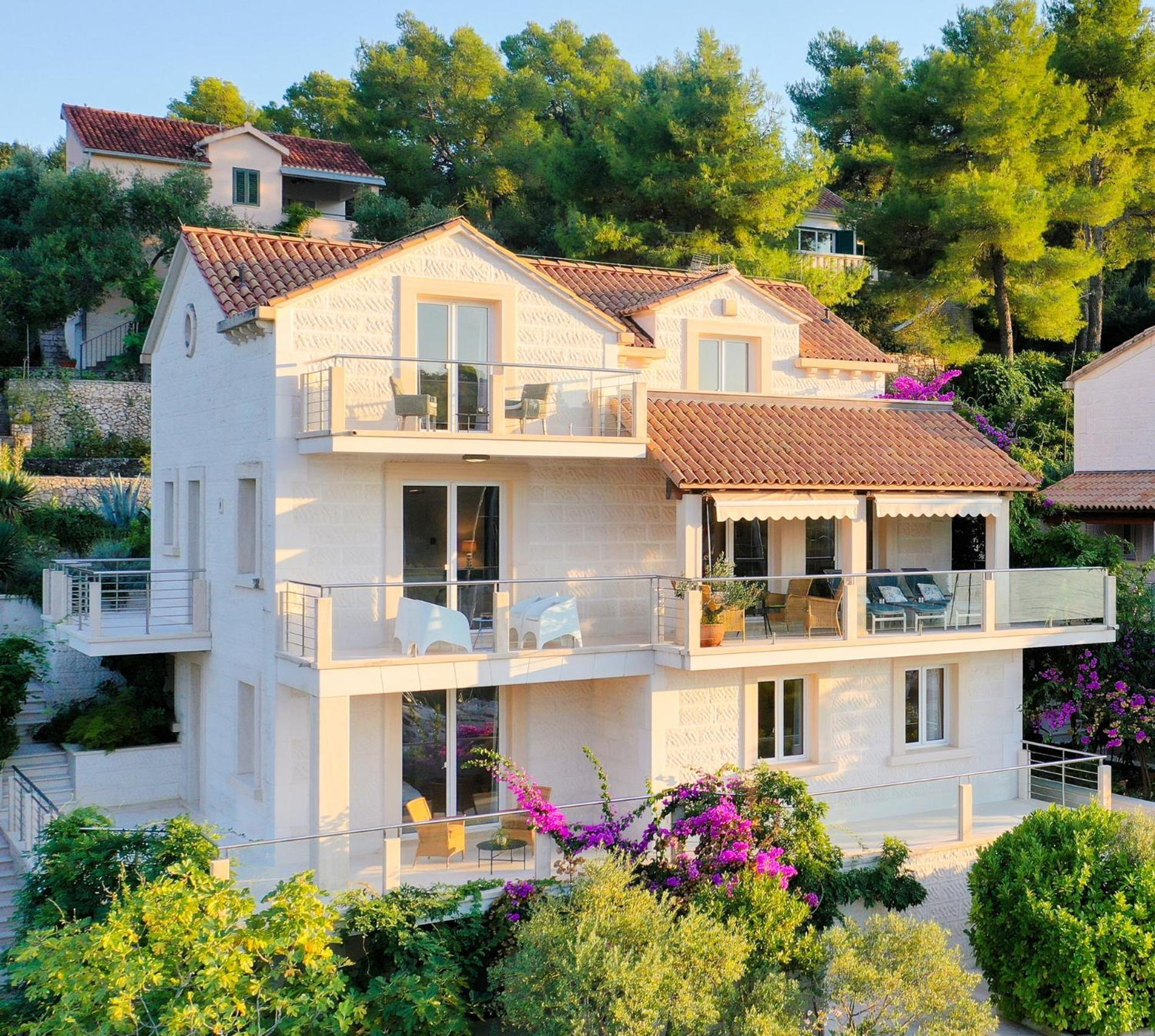 Philippa - Luxurious Five-room - Idyllic Location - First Row To The Sea - Spectacular View Of The Sea Bay - Unforgettable Sunsets - 15 Minutes From Supetar Ferry Port - Free Parking - Private Pool Villa Sutivan