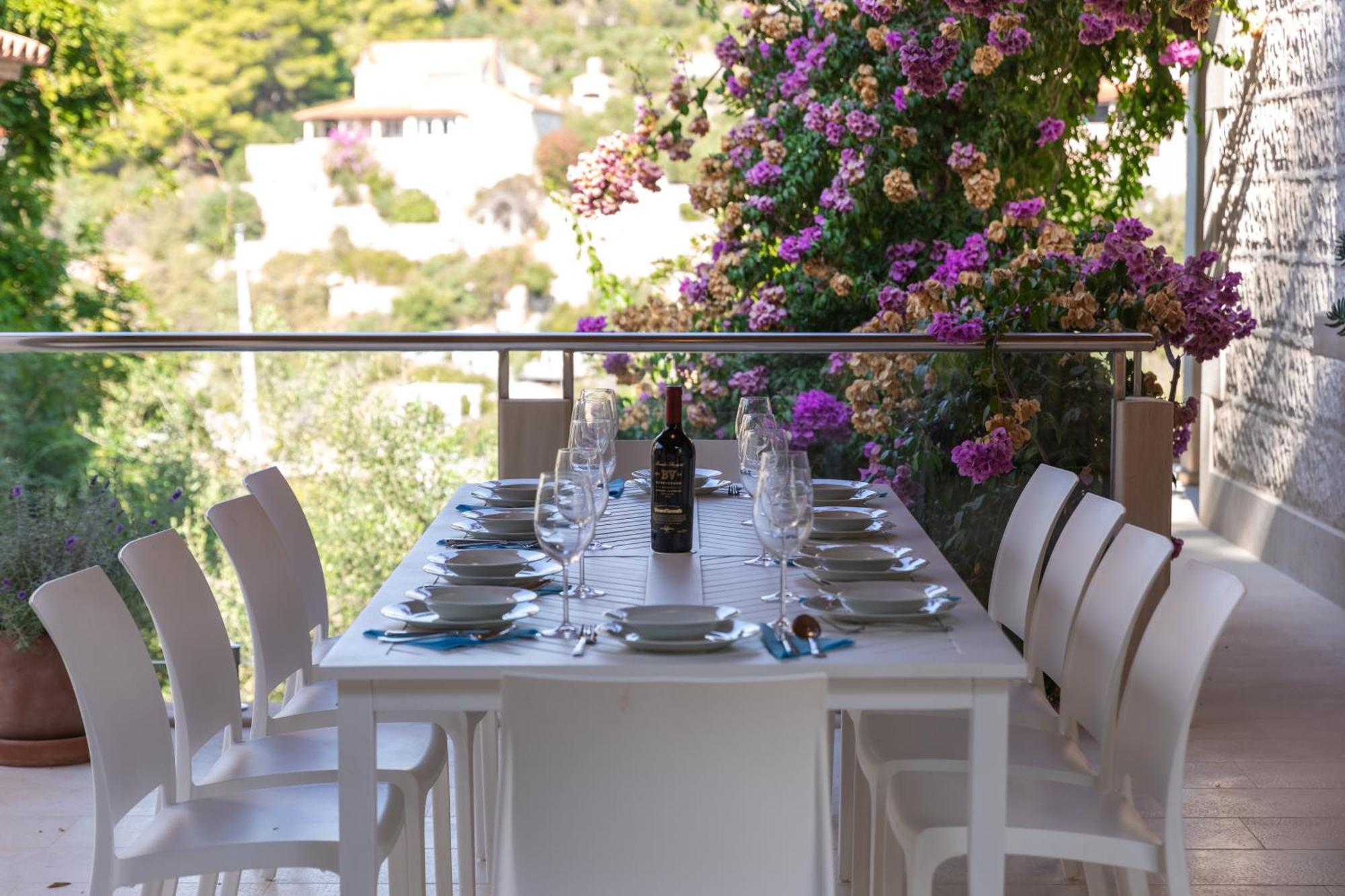 Philippa - Luxurious Five-room - Idyllic Location - First Row To The Sea - Spectacular View Of The Sea Bay - Unforgettable Sunsets - 15 Minutes From Supetar Ferry Port - Free Parking - Private Pool