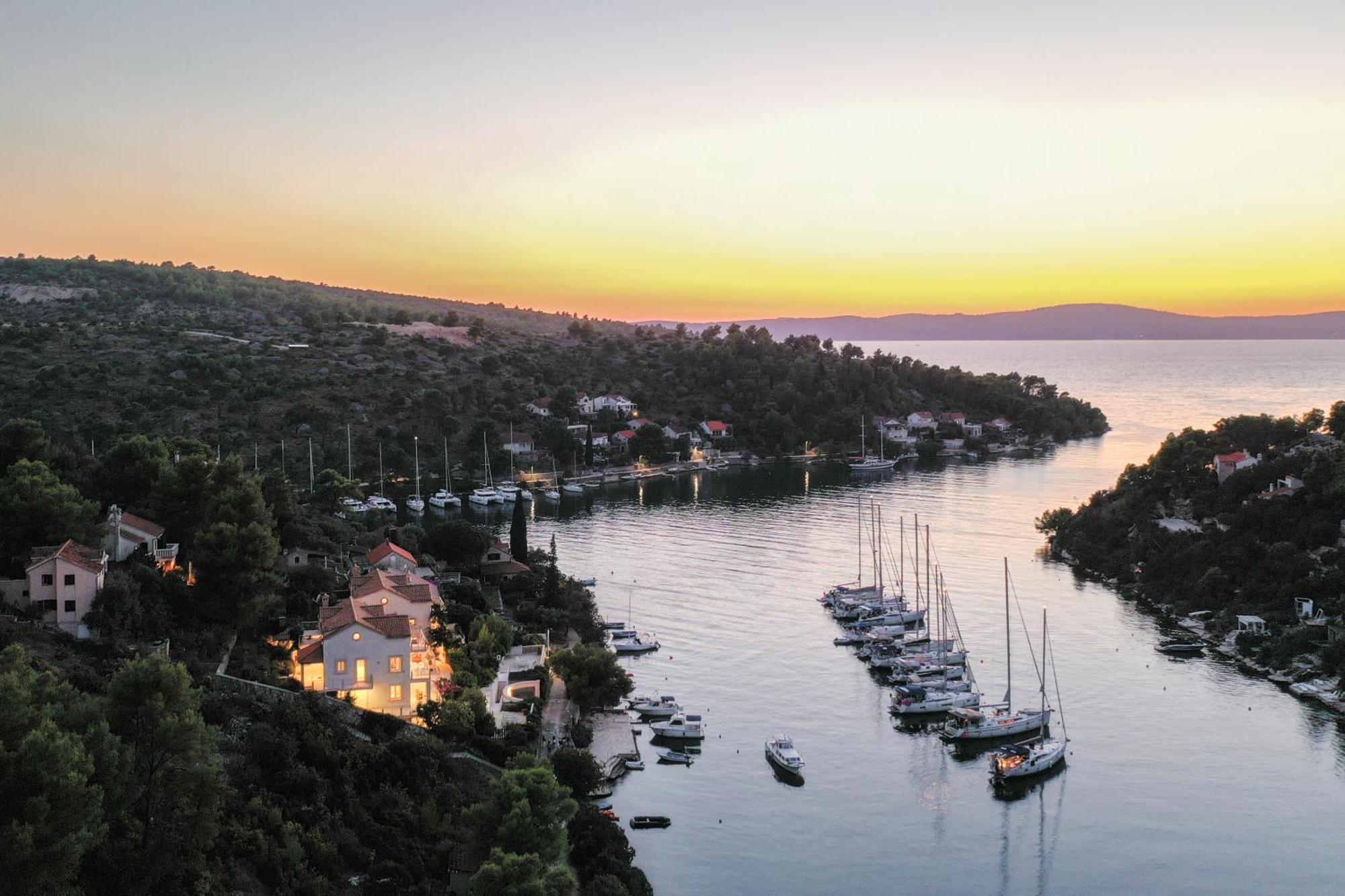 Villa Philippa - Luxurious Five-room - Idyllic Location - First Row To The Sea - Spectacular View Of The Sea Bay - Unforgettable Sunsets - 15 Minutes From Supetar Ferry Port - Free Parking - Private Pool