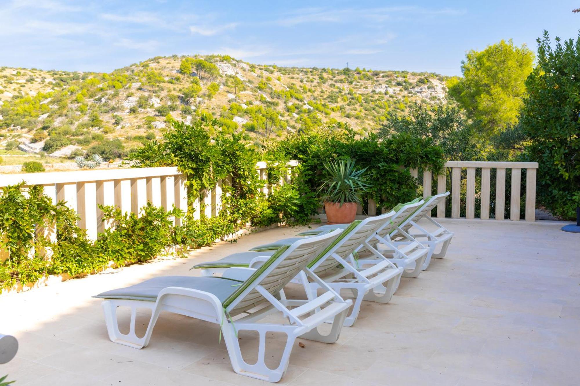 Philippa - Luxurious Five-room - Idyllic Location - First Row To The Sea - Spectacular View Of The Sea Bay - Unforgettable Sunsets - 15 Minutes From Supetar Ferry Port - Free Parking - Private Pool Villa *