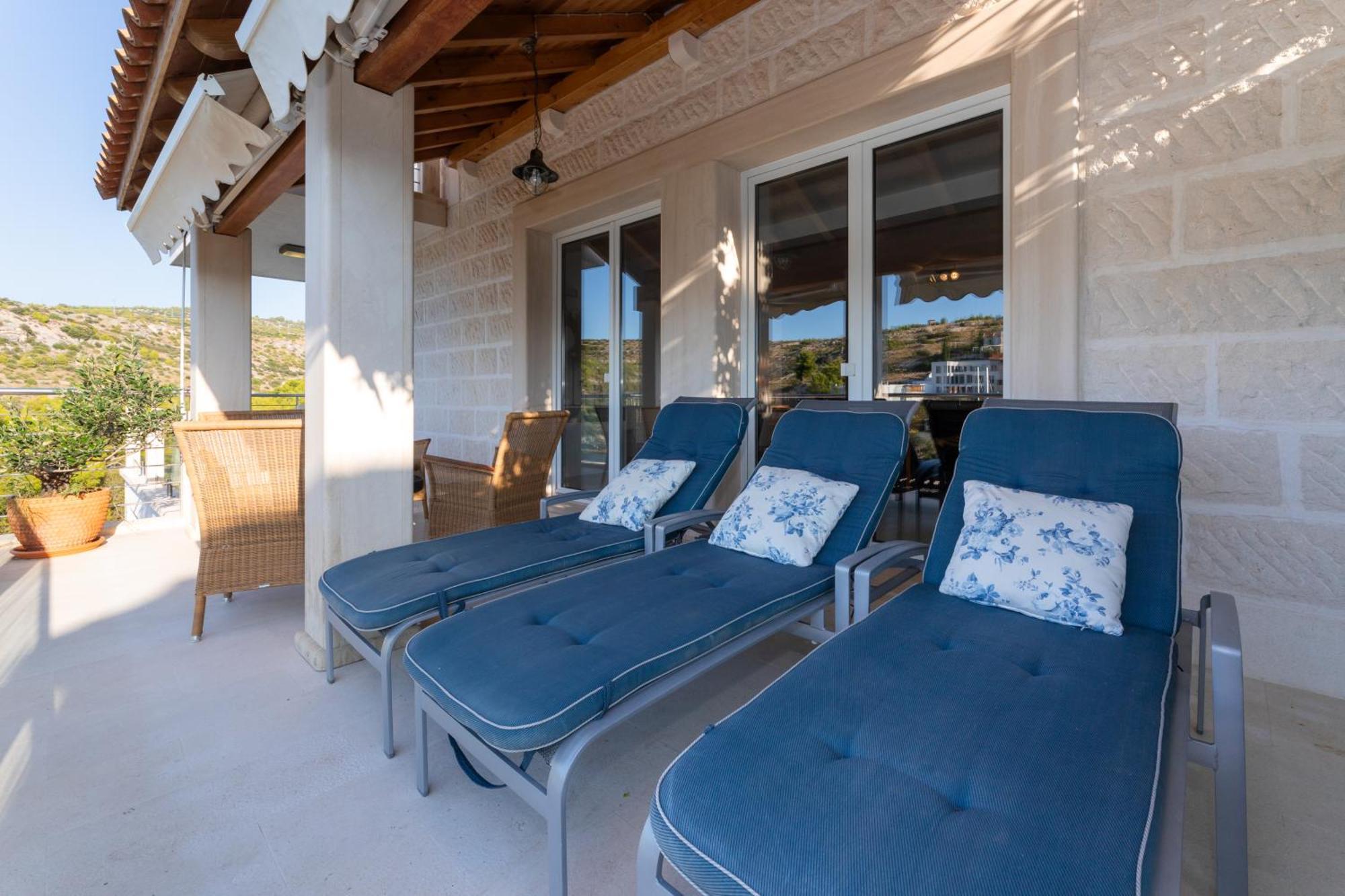 Villa Philippa - Luxurious Five-room - Idyllic Location - First Row To The Sea - Spectacular View Of The Sea Bay - Unforgettable Sunsets - 15 Minutes From Supetar Ferry Port - Free Parking - Private Pool *