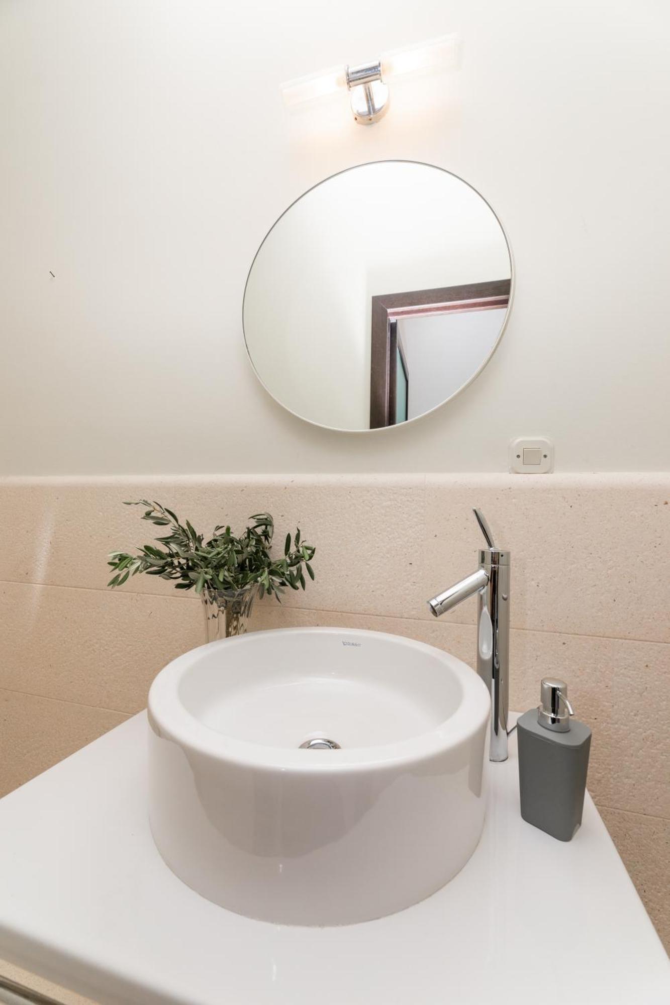 Philippa - Luxurious Five-room - Idyllic Location - First Row To The Sea - Spectacular View Of The Sea Bay - Unforgettable Sunsets - 15 Minutes From Supetar Ferry Port - Free Parking - Private Pool Sutivan