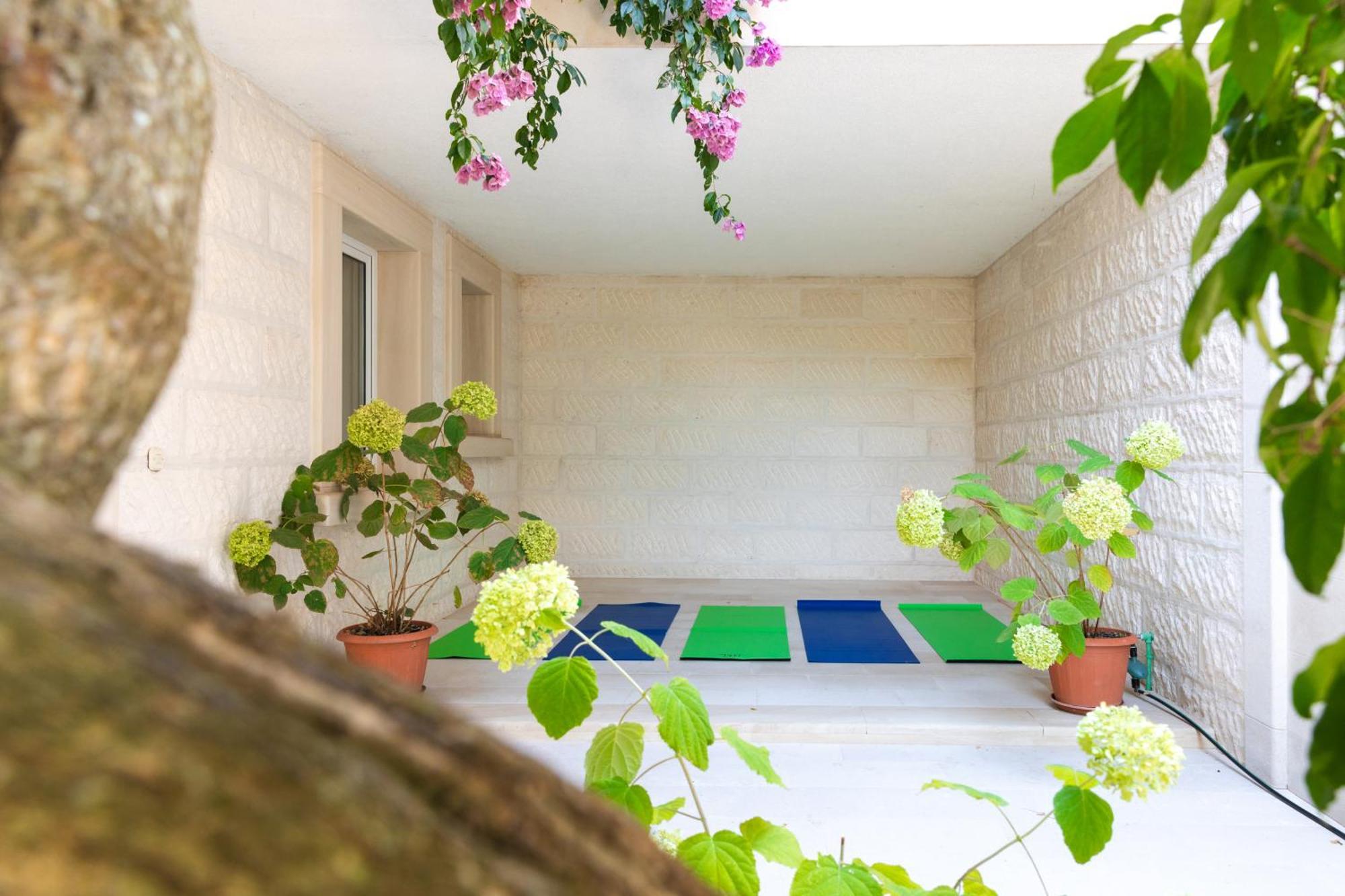 Villa Philippa - Luxurious Five-room - Idyllic Location - First Row To The Sea - Spectacular View Of The Sea Bay - Unforgettable Sunsets - 15 Minutes From Supetar Ferry Port - Free Parking - Private Pool *