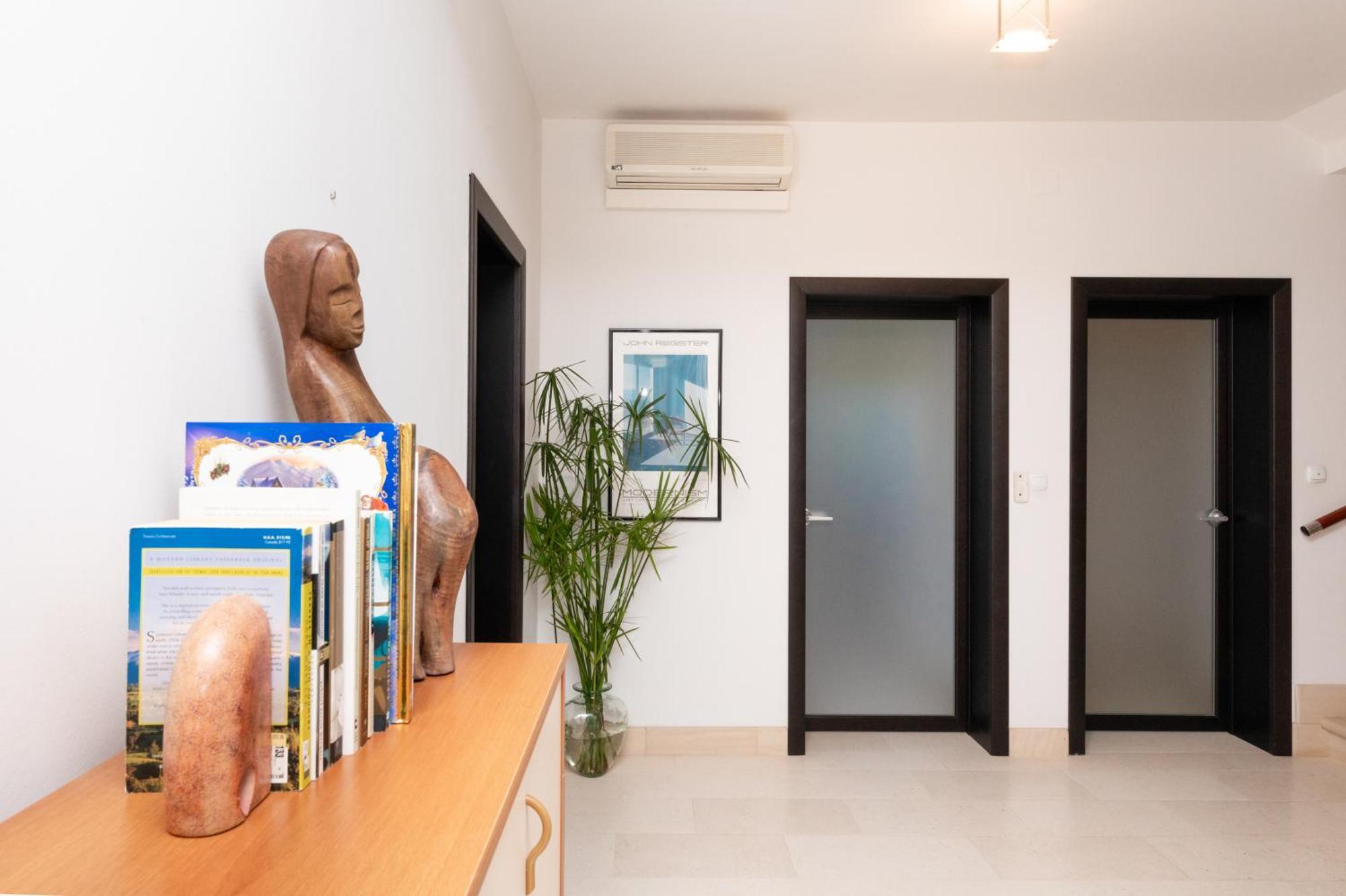 Philippa - Luxurious Five-room - Idyllic Location - First Row To The Sea - Spectacular View Of The Sea Bay - Unforgettable Sunsets - 15 Minutes From Supetar Ferry Port - Free Parking - Private Pool Vila