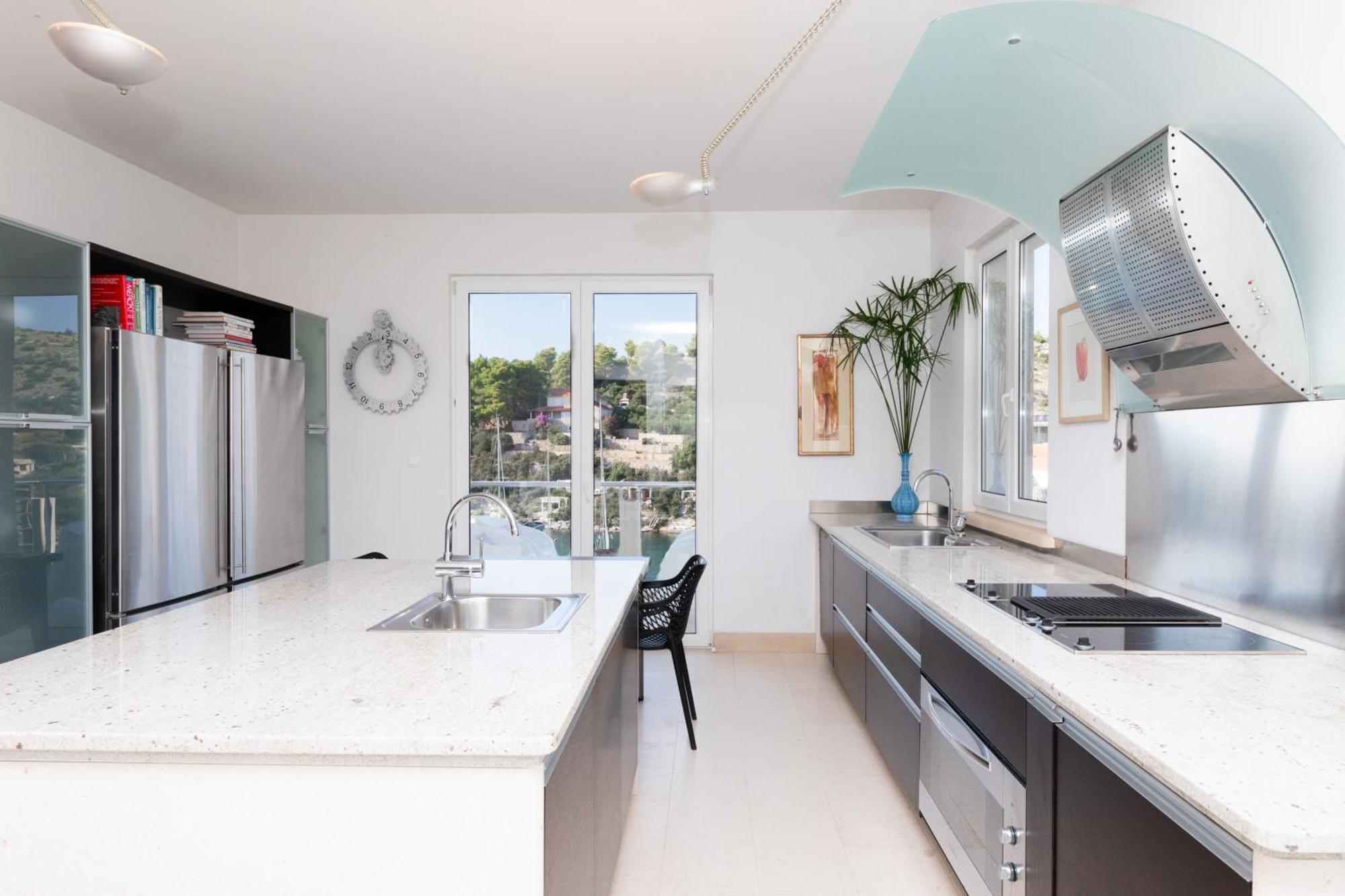 Philippa - Luxurious Five-room - Idyllic Location - First Row To The Sea - Spectacular View Of The Sea Bay - Unforgettable Sunsets - 15 Minutes From Supetar Ferry Port - Free Parking - Private Pool * Sutivan