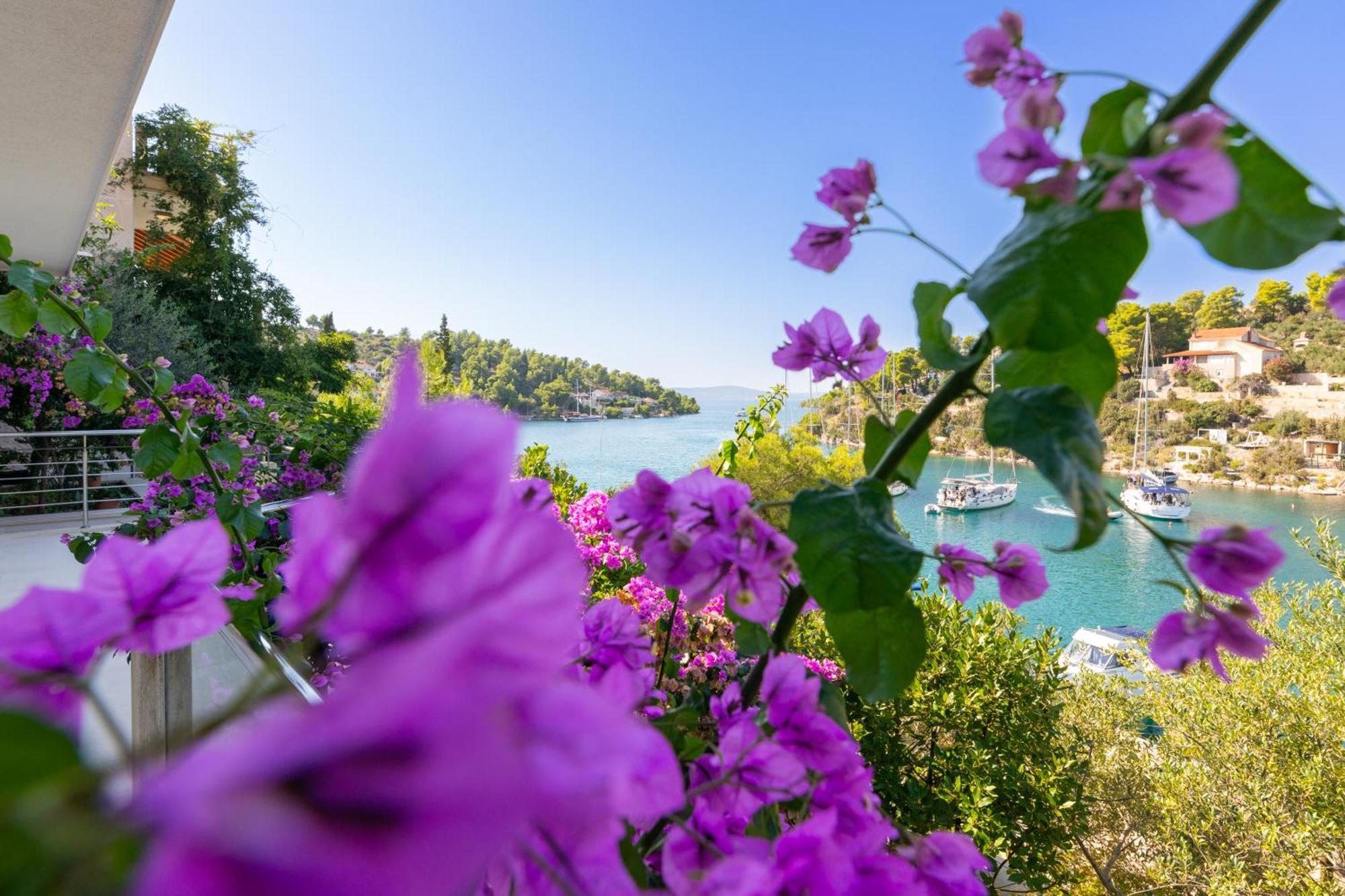 Vila Philippa - Luxurious Five-room - Idyllic Location - First Row To The Sea - Spectacular View Of The Sea Bay - Unforgettable Sunsets - 15 Minutes From Supetar Ferry Port - Free Parking - Private Pool