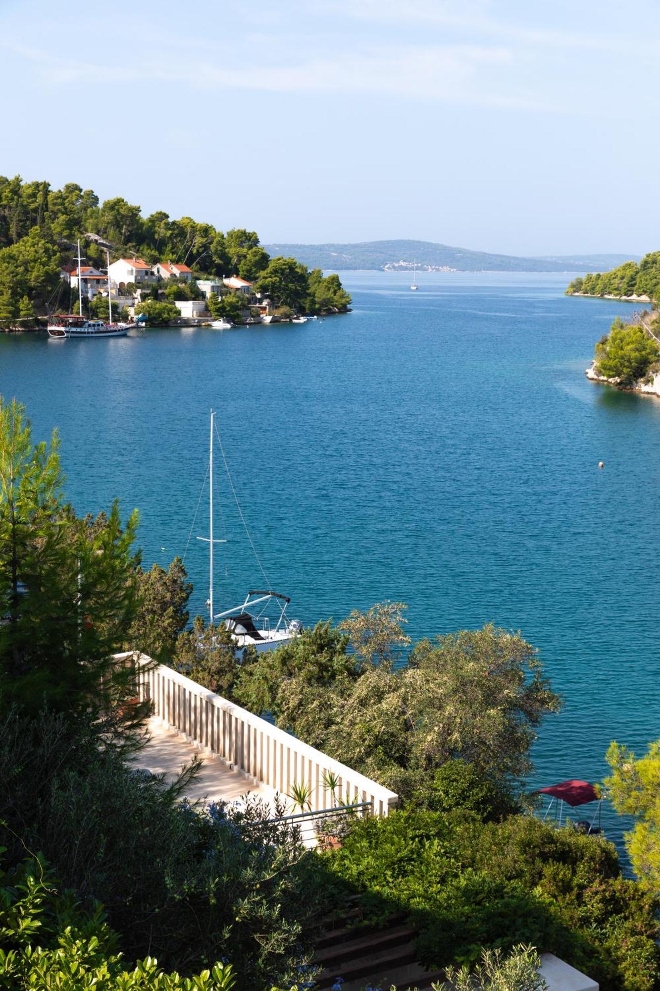 Philippa - Luxurious Five-room - Idyllic Location - First Row To The Sea - Spectacular View Of The Sea Bay - Unforgettable Sunsets - 15 Minutes From Supetar Ferry Port - Free Parking - Private Pool Sutivan