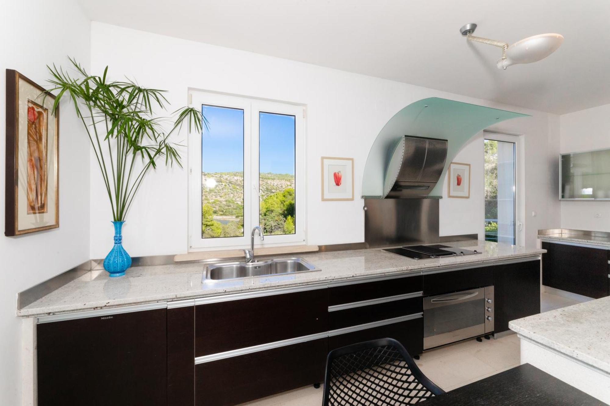 Vila Philippa - Luxurious Five-room - Idyllic Location - First Row To The Sea - Spectacular View Of The Sea Bay - Unforgettable Sunsets - 15 Minutes From Supetar Ferry Port - Free Parking - Private Pool