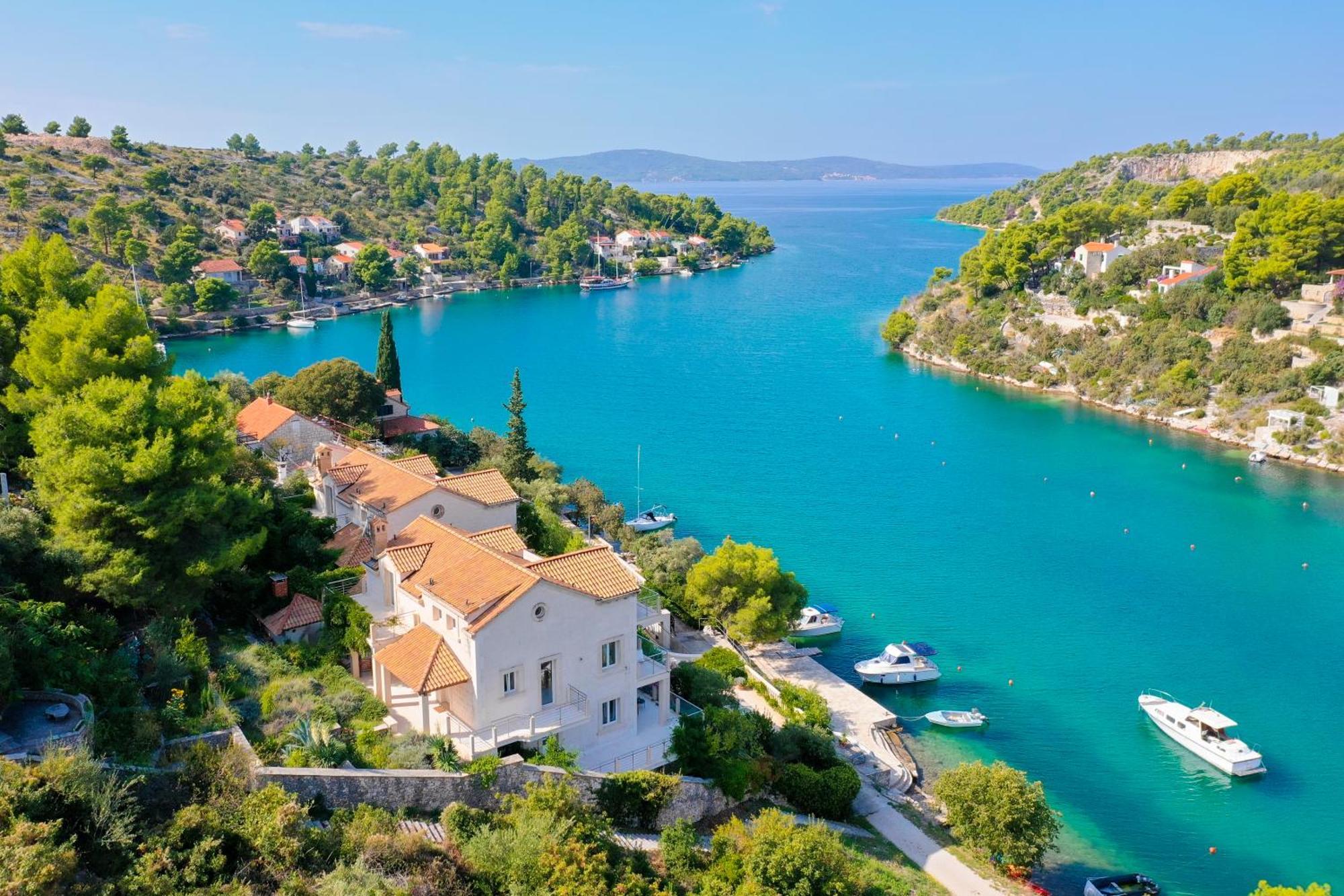 Philippa - Luxurious Five-room - Idyllic Location - First Row To The Sea - Spectacular View Of The Sea Bay - Unforgettable Sunsets - 15 Minutes From Supetar Ferry Port - Free Parking - Private Pool *