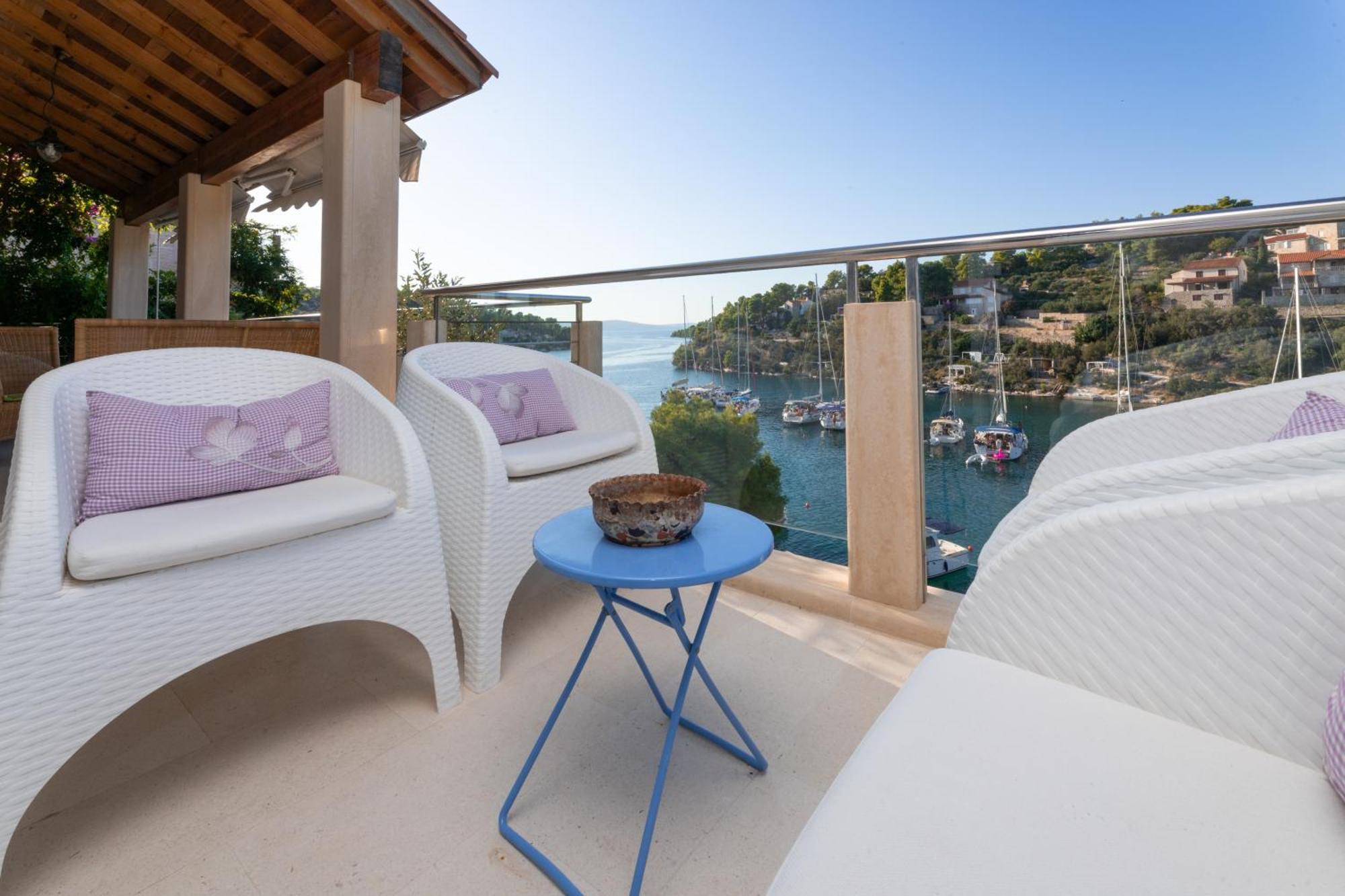 Philippa - Luxurious Five-room - Idyllic Location - First Row To The Sea - Spectacular View Of The Sea Bay - Unforgettable Sunsets - 15 Minutes From Supetar Ferry Port - Free Parking - Private Pool Sutivan