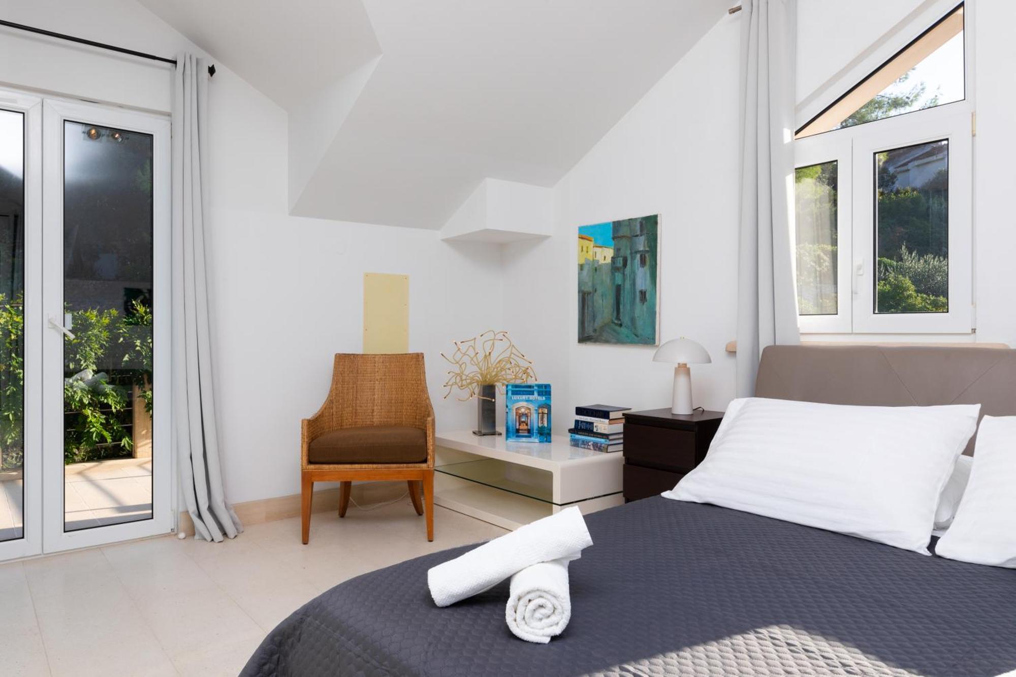 Vila Philippa - Luxurious Five-room - Idyllic Location - First Row To The Sea - Spectacular View Of The Sea Bay - Unforgettable Sunsets - 15 Minutes From Supetar Ferry Port - Free Parking - Private Pool