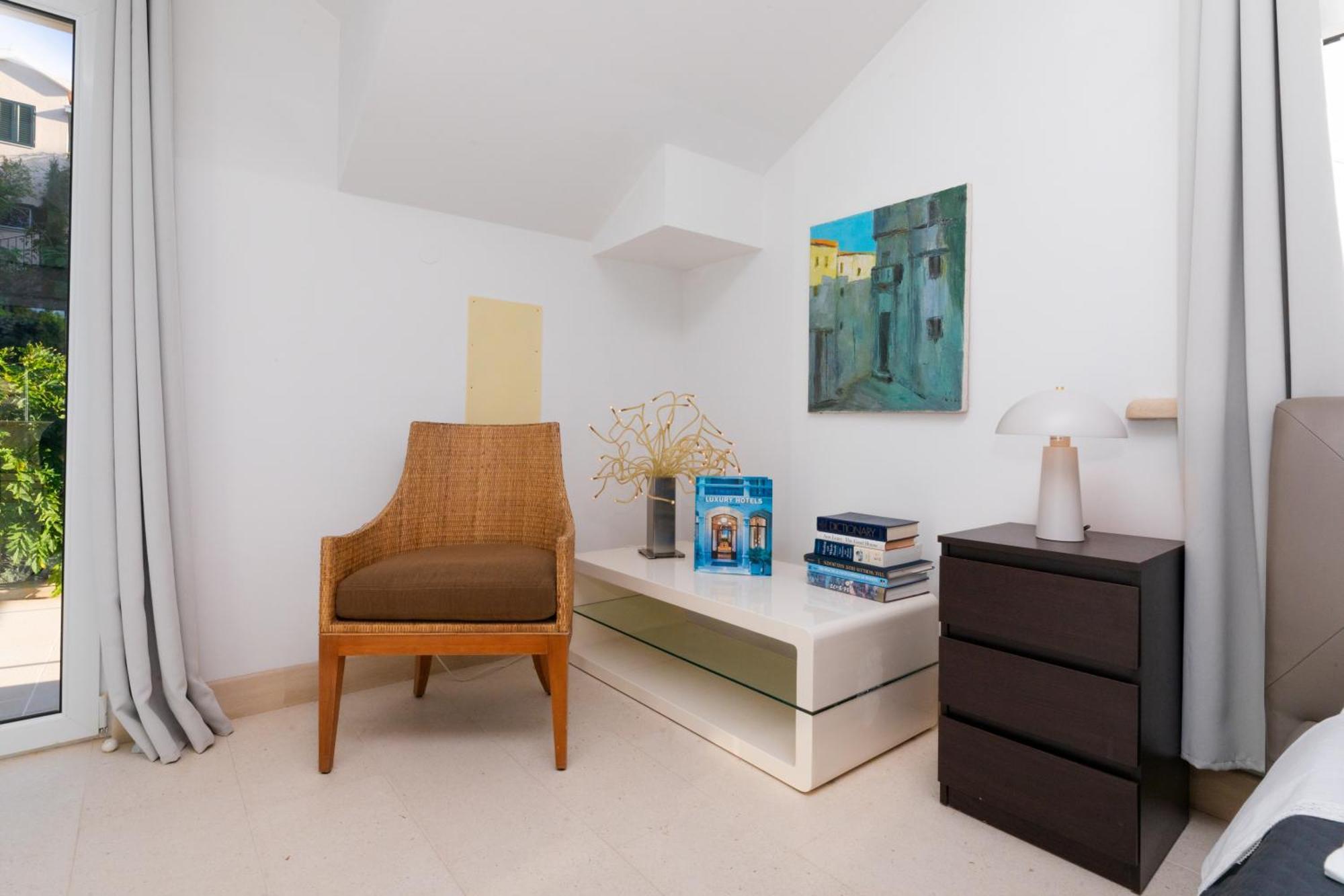 Philippa - Luxurious Five-room - Idyllic Location - First Row To The Sea - Spectacular View Of The Sea Bay - Unforgettable Sunsets - 15 Minutes From Supetar Ferry Port - Free Parking - Private Pool *