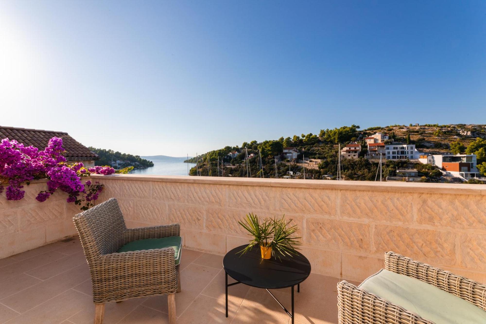 Villa Philippa - Luxurious Five-room - Idyllic Location - First Row To The Sea - Spectacular View Of The Sea Bay - Unforgettable Sunsets - 15 Minutes From Supetar Ferry Port - Free Parking - Private Pool Sutivan