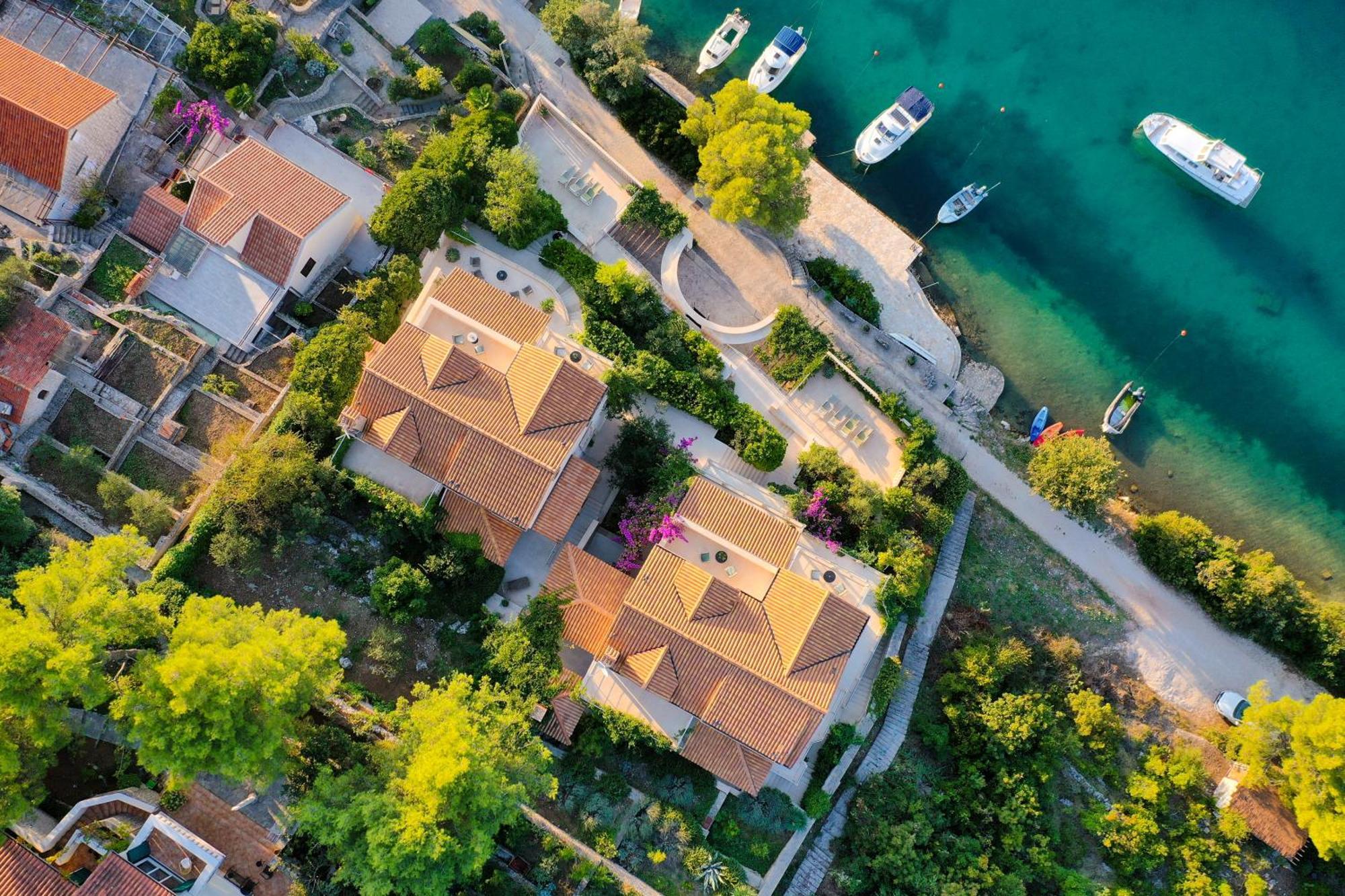 Philippa - Luxurious Five-room - Idyllic Location - First Row To The Sea - Spectacular View Of The Sea Bay - Unforgettable Sunsets - 15 Minutes From Supetar Ferry Port - Free Parking - Private Pool *