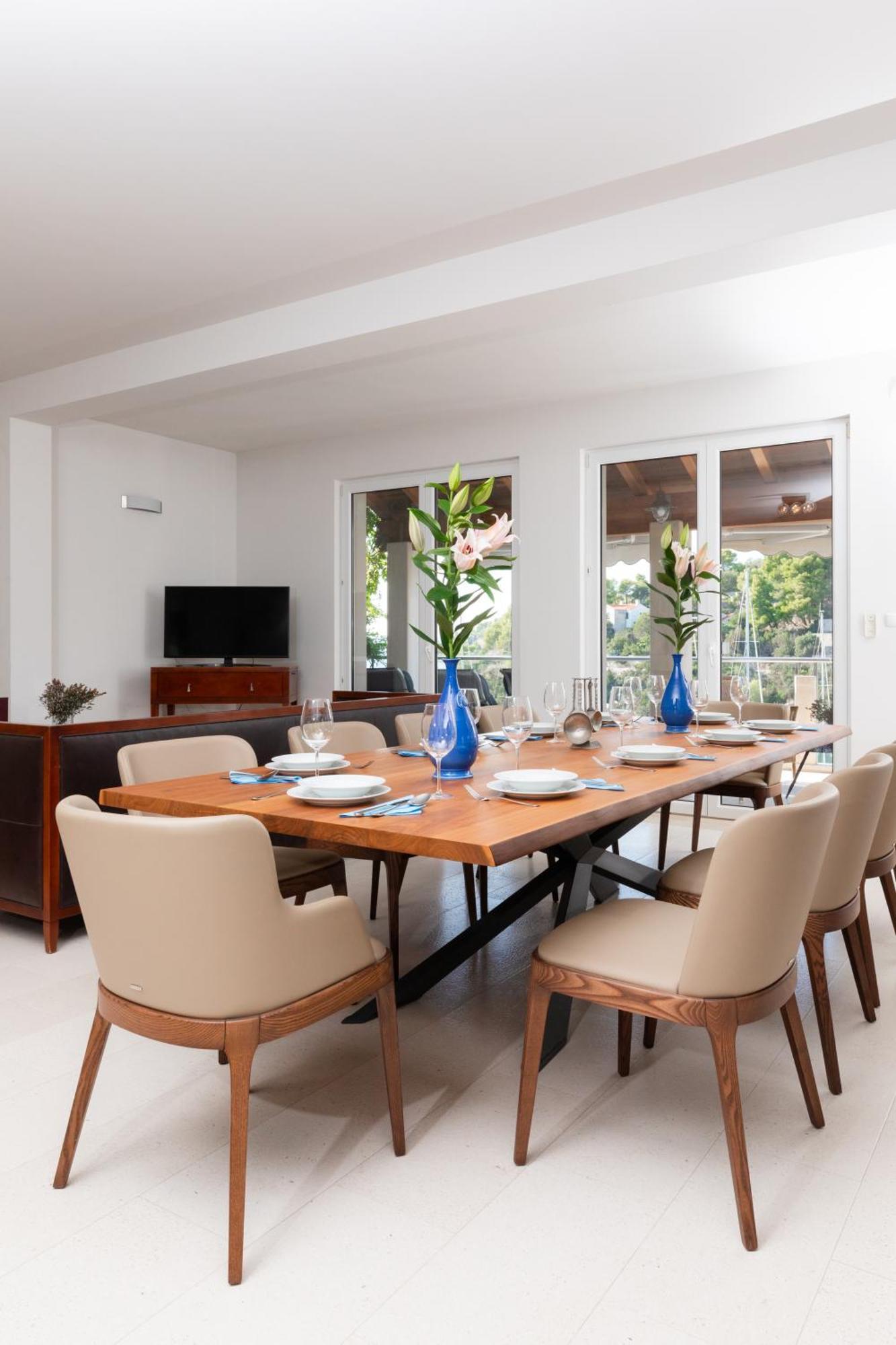 Philippa - Luxurious Five-room - Idyllic Location - First Row To The Sea - Spectacular View Of The Sea Bay - Unforgettable Sunsets - 15 Minutes From Supetar Ferry Port - Free Parking - Private Pool Sutivan