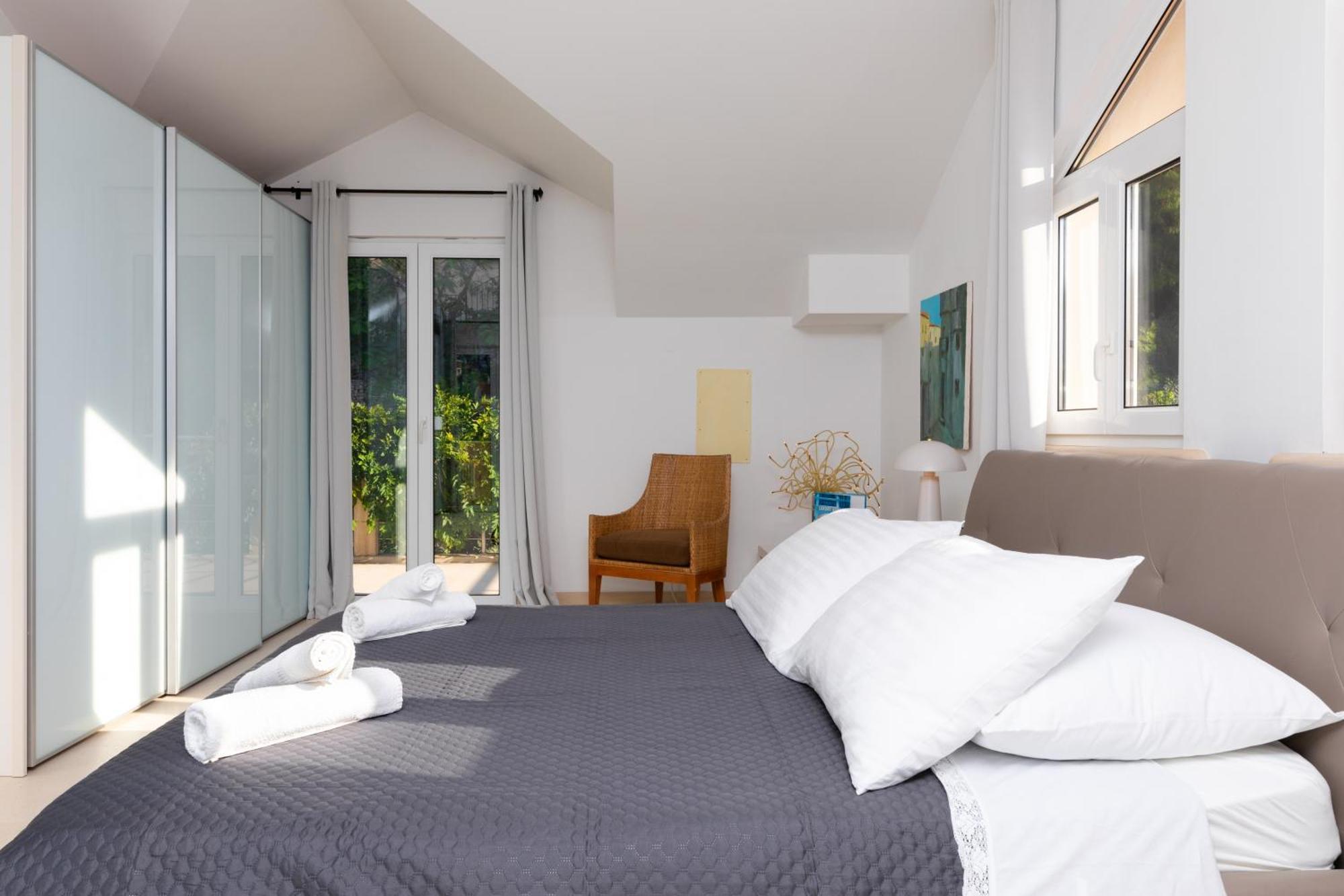 Philippa - Luxurious Five-room - Idyllic Location - First Row To The Sea - Spectacular View Of The Sea Bay - Unforgettable Sunsets - 15 Minutes From Supetar Ferry Port - Free Parking - Private Pool * Sutivan