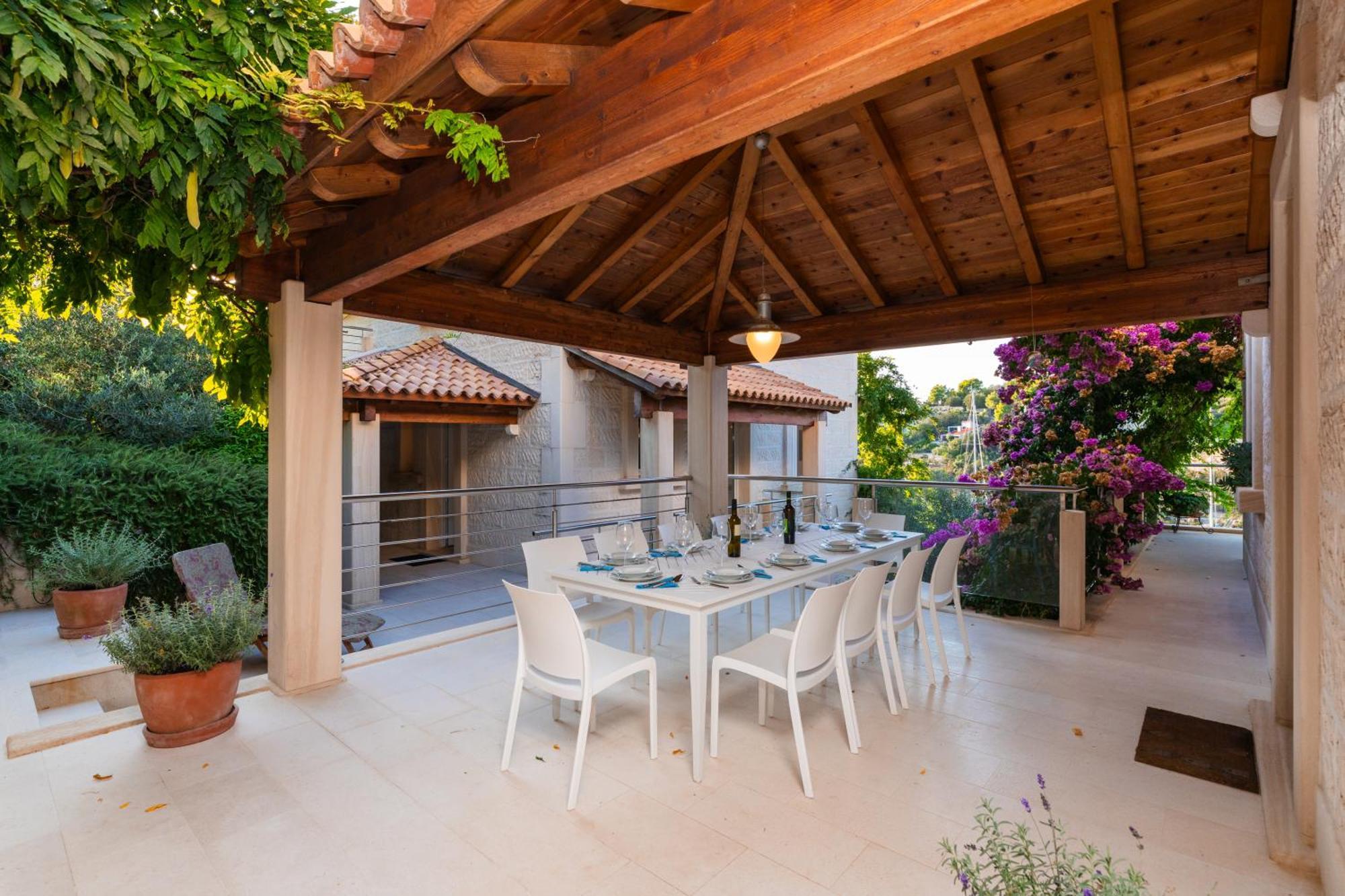 Philippa - Luxurious Five-room - Idyllic Location - First Row To The Sea - Spectacular View Of The Sea Bay - Unforgettable Sunsets - 15 Minutes From Supetar Ferry Port - Free Parking - Private Pool Vila *