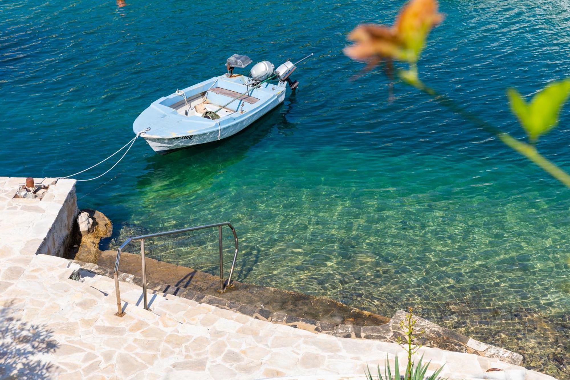 Villa Philippa - Luxurious Five-room - Idyllic Location - First Row To The Sea - Spectacular View Of The Sea Bay - Unforgettable Sunsets - 15 Minutes From Supetar Ferry Port - Free Parking - Private Pool *
