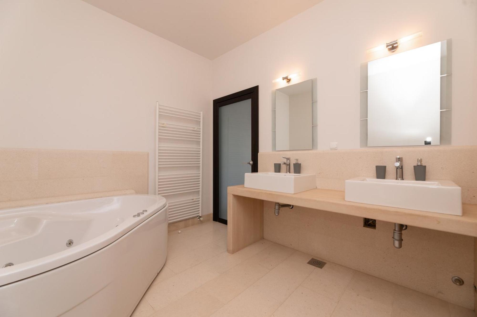 Philippa - Luxurious Five-room - Idyllic Location - First Row To The Sea - Spectacular View Of The Sea Bay - Unforgettable Sunsets - 15 Minutes From Supetar Ferry Port - Free Parking - Private Pool Villa Sutivan