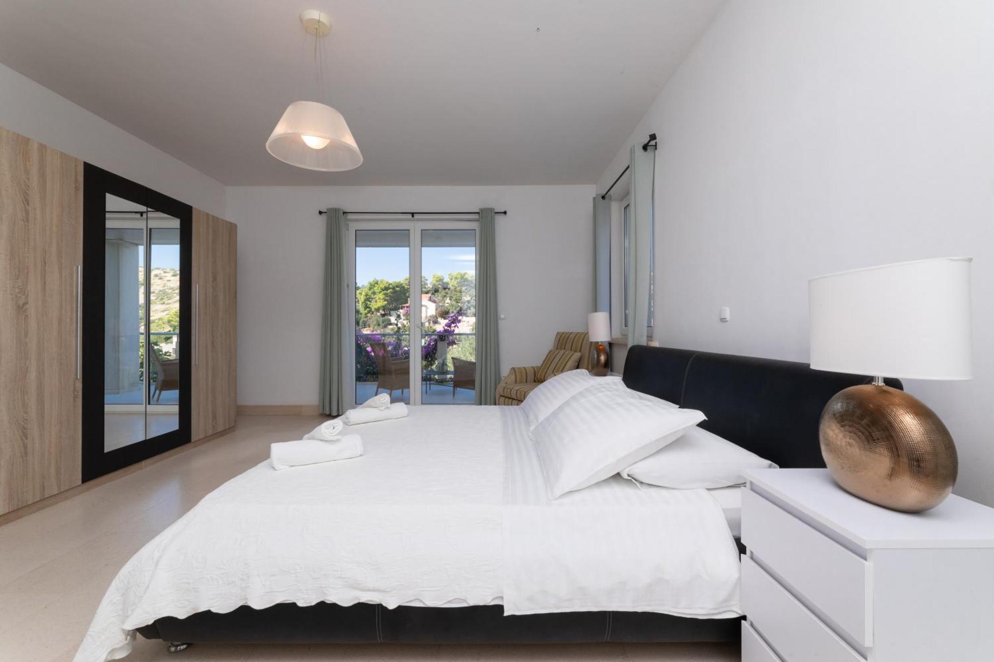 Philippa - Luxurious Five-room - Idyllic Location - First Row To The Sea - Spectacular View Of The Sea Bay - Unforgettable Sunsets - 15 Minutes From Supetar Ferry Port - Free Parking - Private Pool Vila *