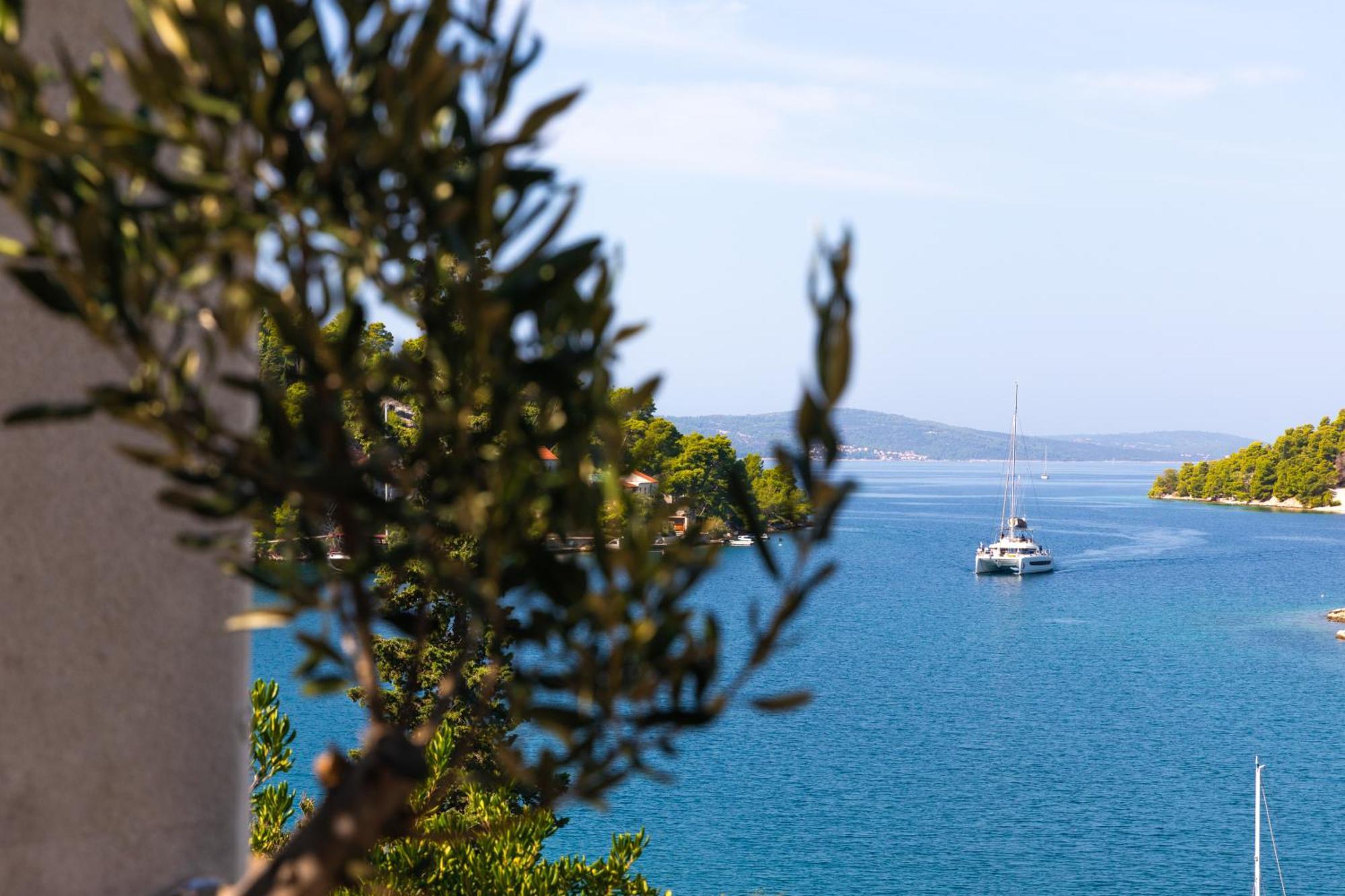 Philippa - Luxurious Five-room - Idyllic Location - First Row To The Sea - Spectacular View Of The Sea Bay - Unforgettable Sunsets - 15 Minutes From Supetar Ferry Port - Free Parking - Private Pool * Sutivan