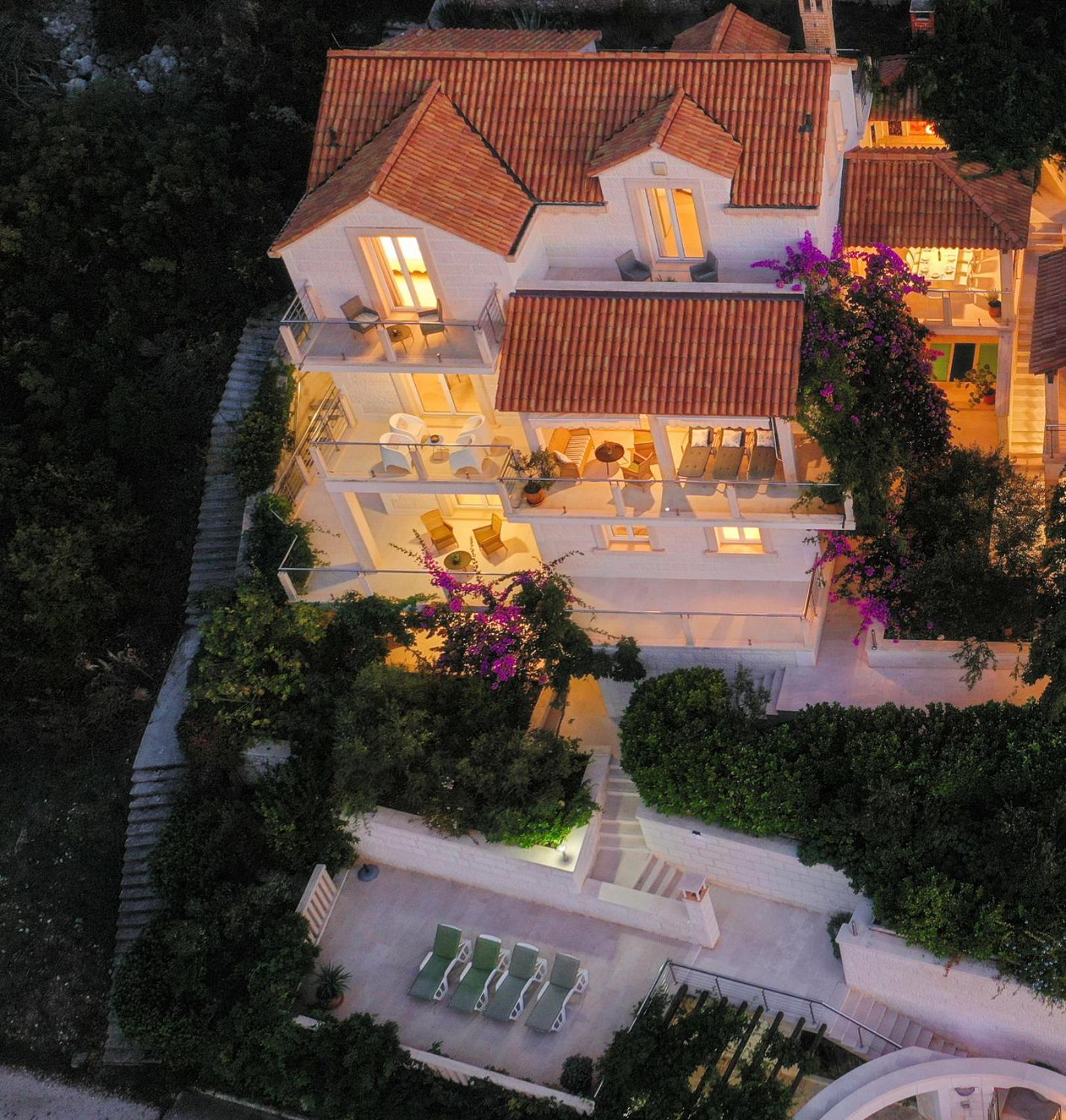 Philippa - Luxurious Five-room - Idyllic Location - First Row To The Sea - Spectacular View Of The Sea Bay - Unforgettable Sunsets - 15 Minutes From Supetar Ferry Port - Free Parking - Private Pool Villa *