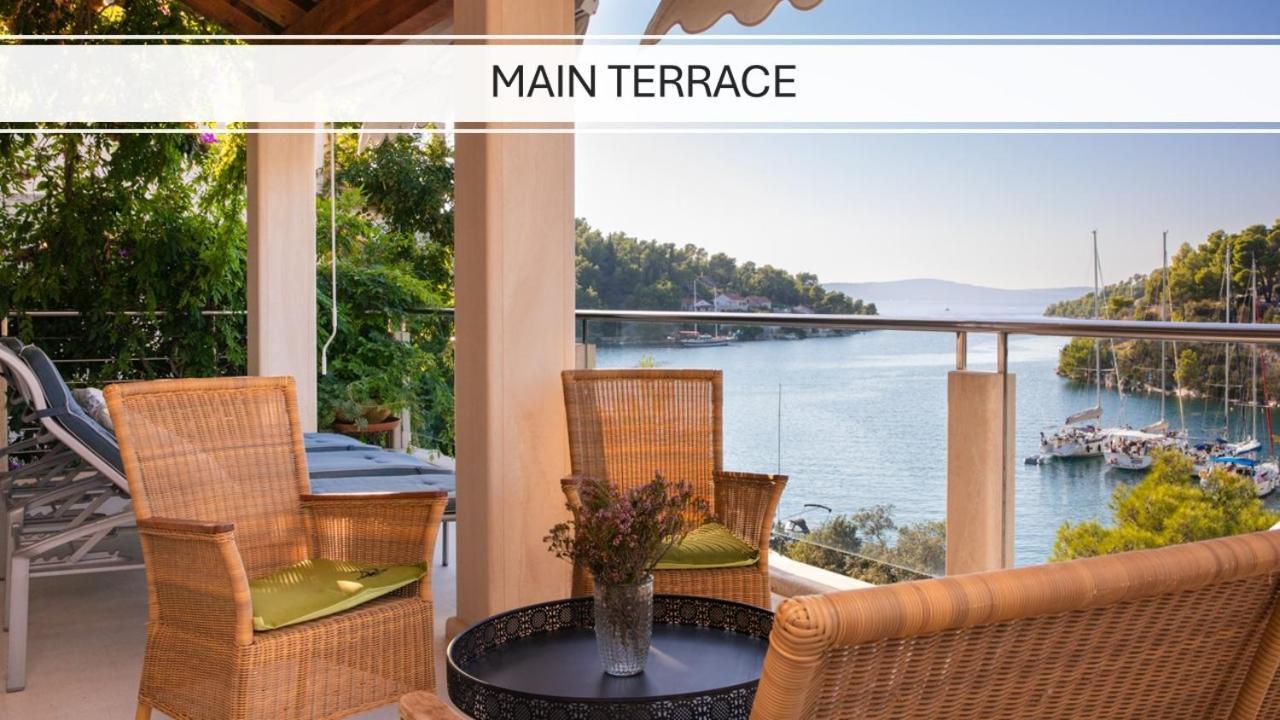 Villa Philippa - Luxurious Five-room - Idyllic Location - First Row To The Sea - Spectacular View Of The Sea Bay - Unforgettable Sunsets - 15 Minutes From Supetar Ferry Port - Free Parking - Private Pool