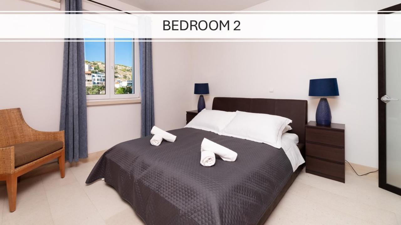 Philippa - Luxurious Five-room - Idyllic Location - First Row To The Sea - Spectacular View Of The Sea Bay - Unforgettable Sunsets - 15 Minutes From Supetar Ferry Port - Free Parking - Private Pool Vila *