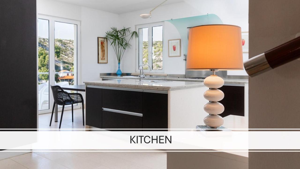 Philippa - Luxurious Five-room - Idyllic Location - First Row To The Sea - Spectacular View Of The Sea Bay - Unforgettable Sunsets - 15 Minutes From Supetar Ferry Port - Free Parking - Private Pool Villa Sutivan