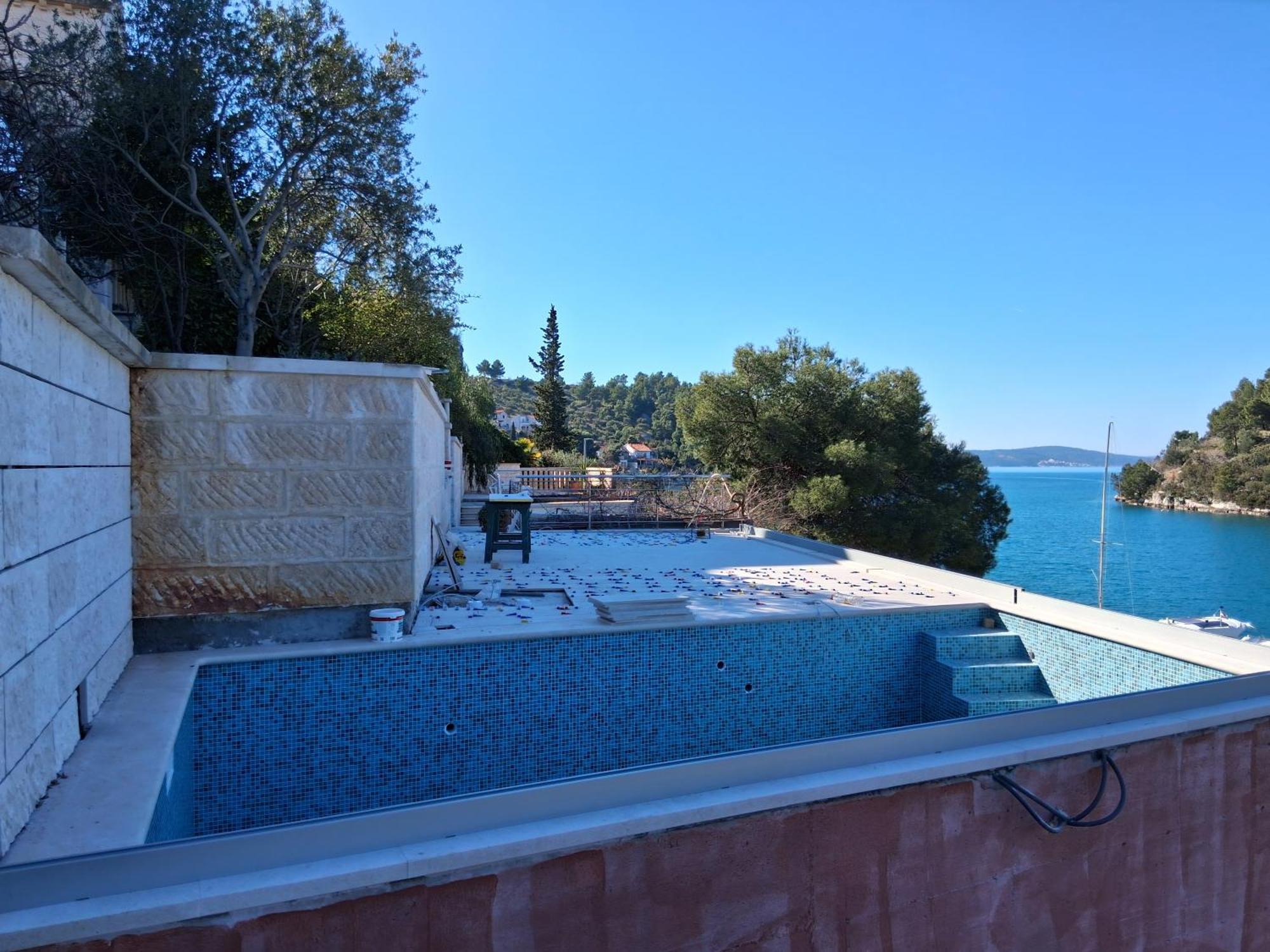 Philippa - Luxurious Five-room - Idyllic Location - First Row To The Sea - Spectacular View Of The Sea Bay - Unforgettable Sunsets - 15 Minutes From Supetar Ferry Port - Free Parking - Private Pool *