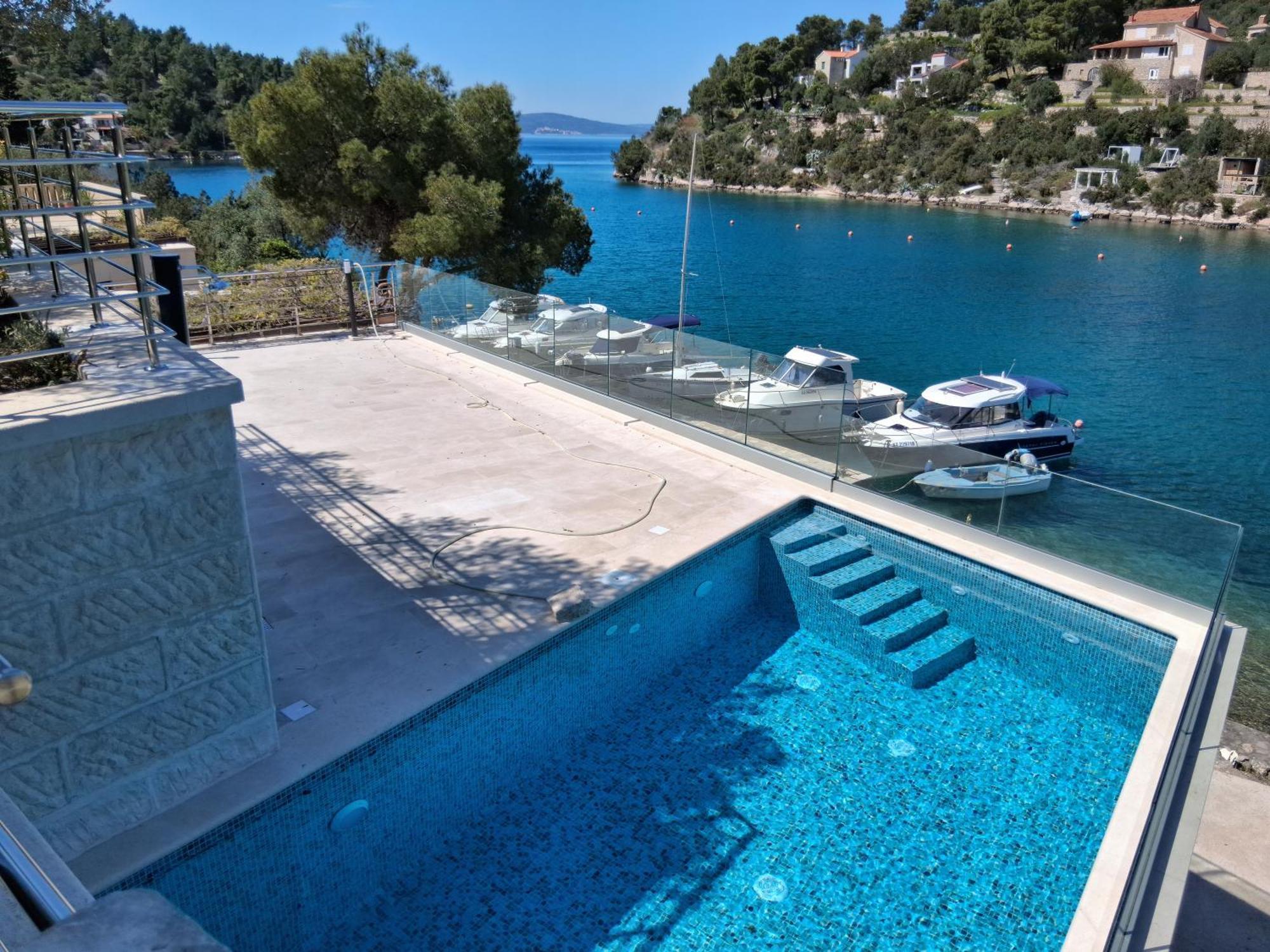 Villa Philippa - Luxurious Five-room - Idyllic Location - First Row To The Sea - Spectacular View Of The Sea Bay - Unforgettable Sunsets - 15 Minutes From Supetar Ferry Port - Free Parking - Private Pool *