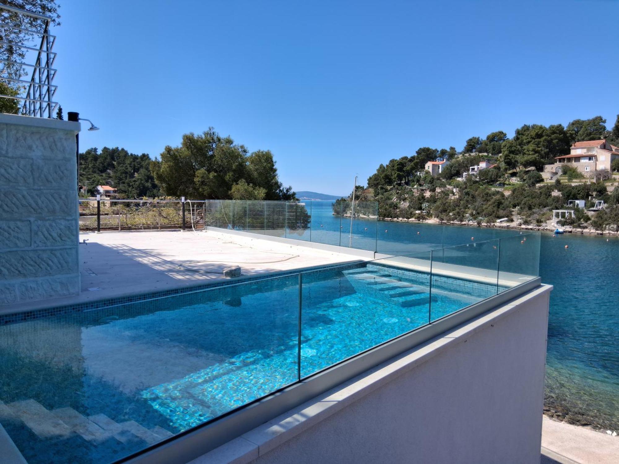 Philippa - Luxurious Five-room - Idyllic Location - First Row To The Sea - Spectacular View Of The Sea Bay - Unforgettable Sunsets - 15 Minutes From Supetar Ferry Port - Free Parking - Private Pool Villa Sutivan