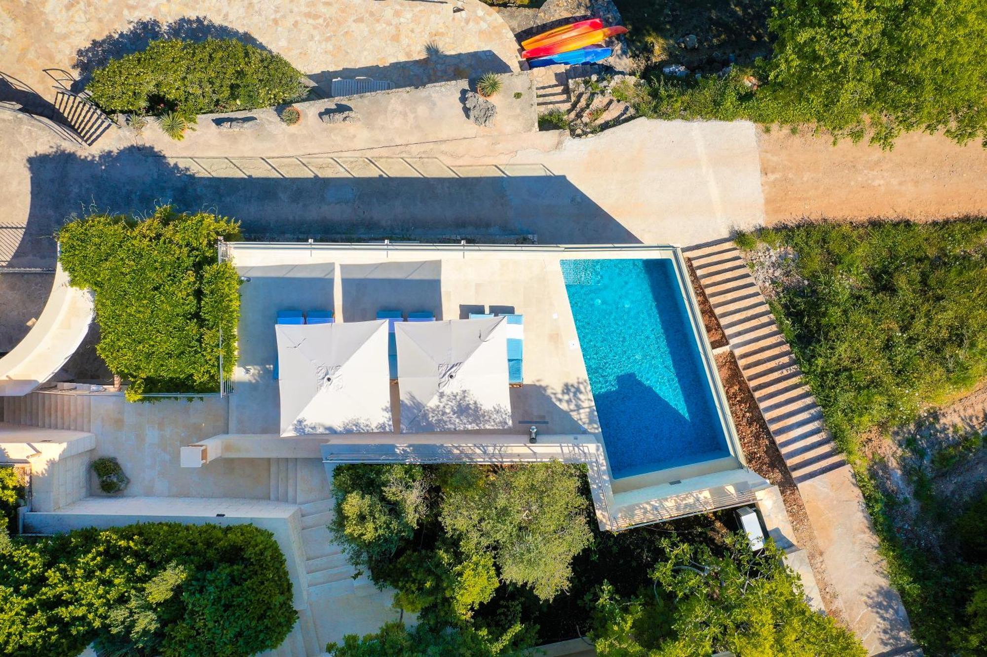 Vila Philippa - Luxurious Five-room - Idyllic Location - First Row To The Sea - Spectacular View Of The Sea Bay - Unforgettable Sunsets - 15 Minutes From Supetar Ferry Port - Free Parking - Private Pool *