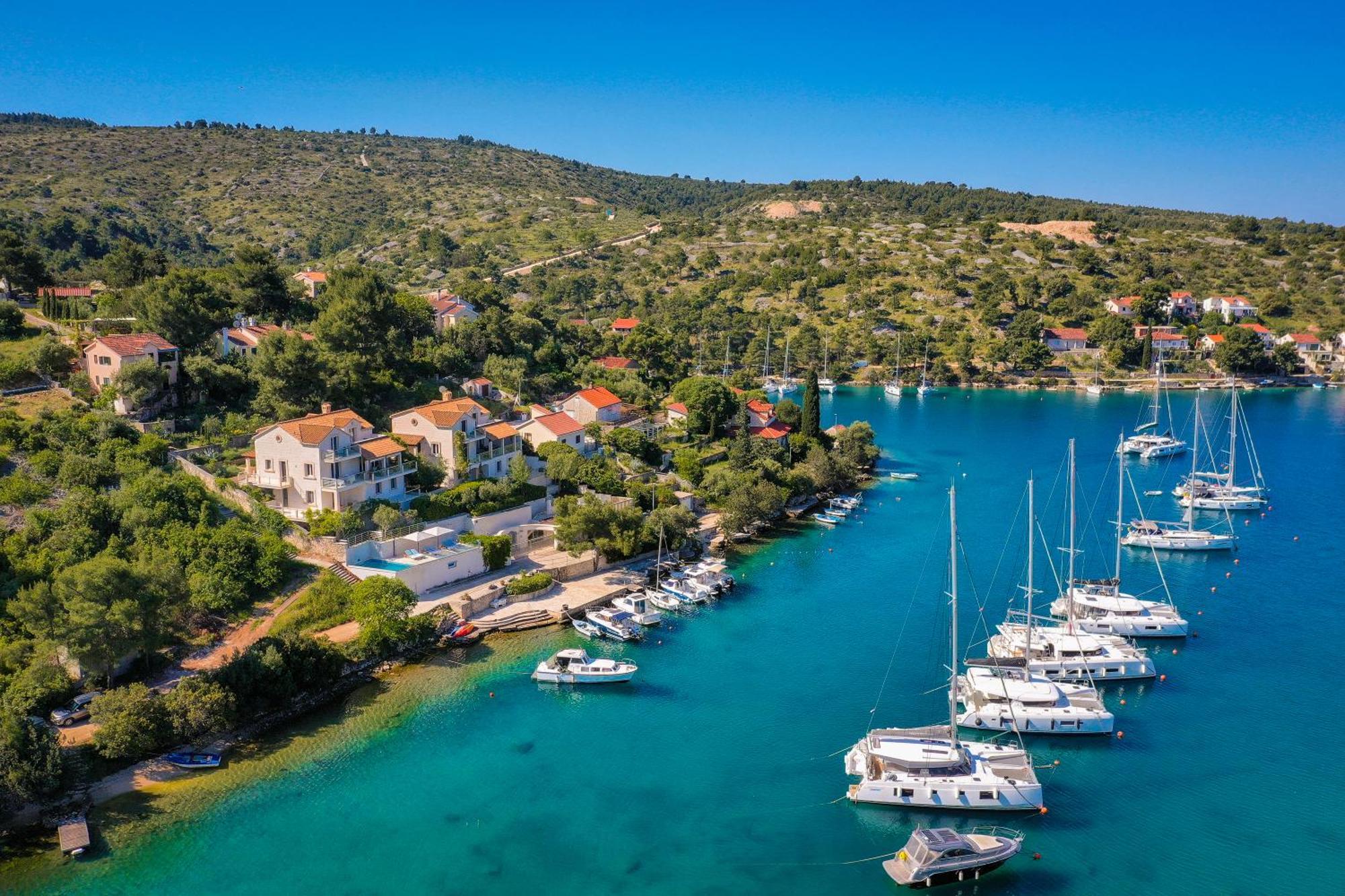 Philippa - Luxurious Five-room - Idyllic Location - First Row To The Sea - Spectacular View Of The Sea Bay - Unforgettable Sunsets - 15 Minutes From Supetar Ferry Port - Free Parking - Private Pool Villa Sutivan