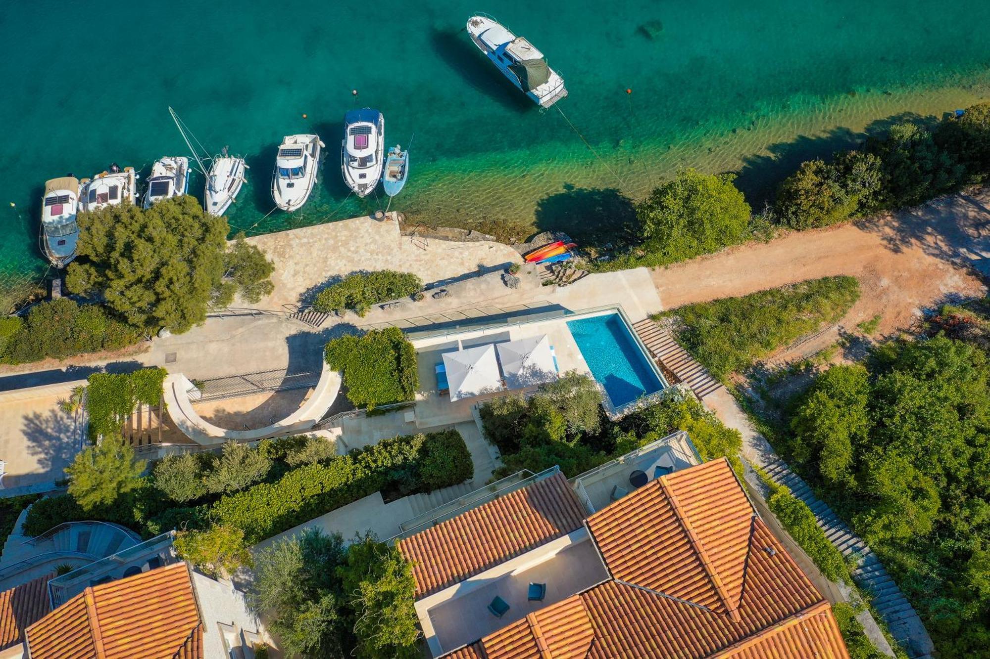 Villa Philippa - Luxurious Five-room - Idyllic Location - First Row To The Sea - Spectacular View Of The Sea Bay - Unforgettable Sunsets - 15 Minutes From Supetar Ferry Port - Free Parking - Private Pool Sutivan