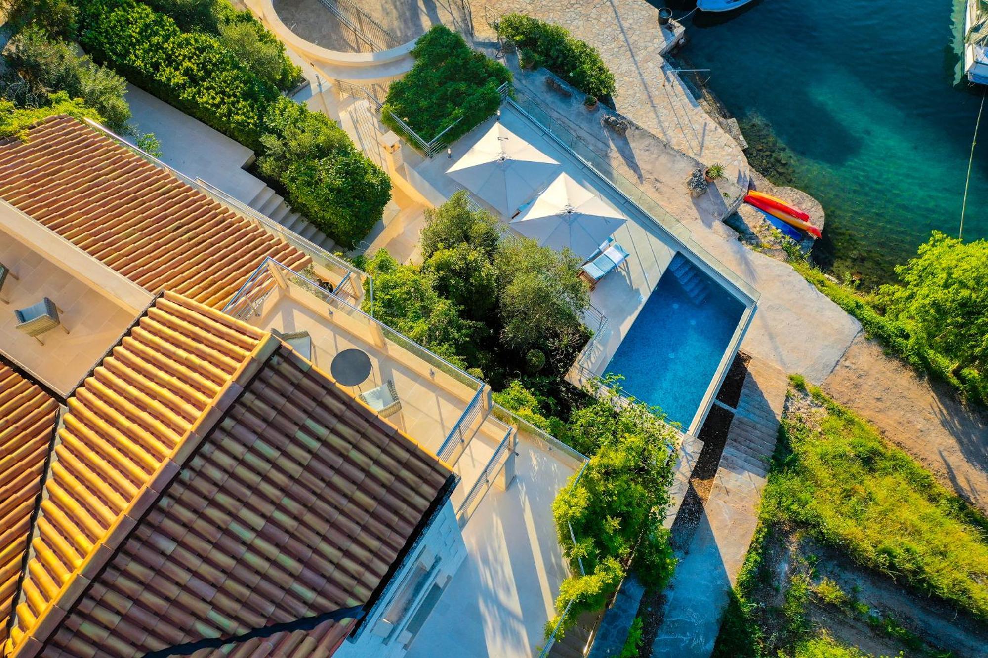 Philippa - Luxurious Five-room - Idyllic Location - First Row To The Sea - Spectacular View Of The Sea Bay - Unforgettable Sunsets - 15 Minutes From Supetar Ferry Port - Free Parking - Private Pool *