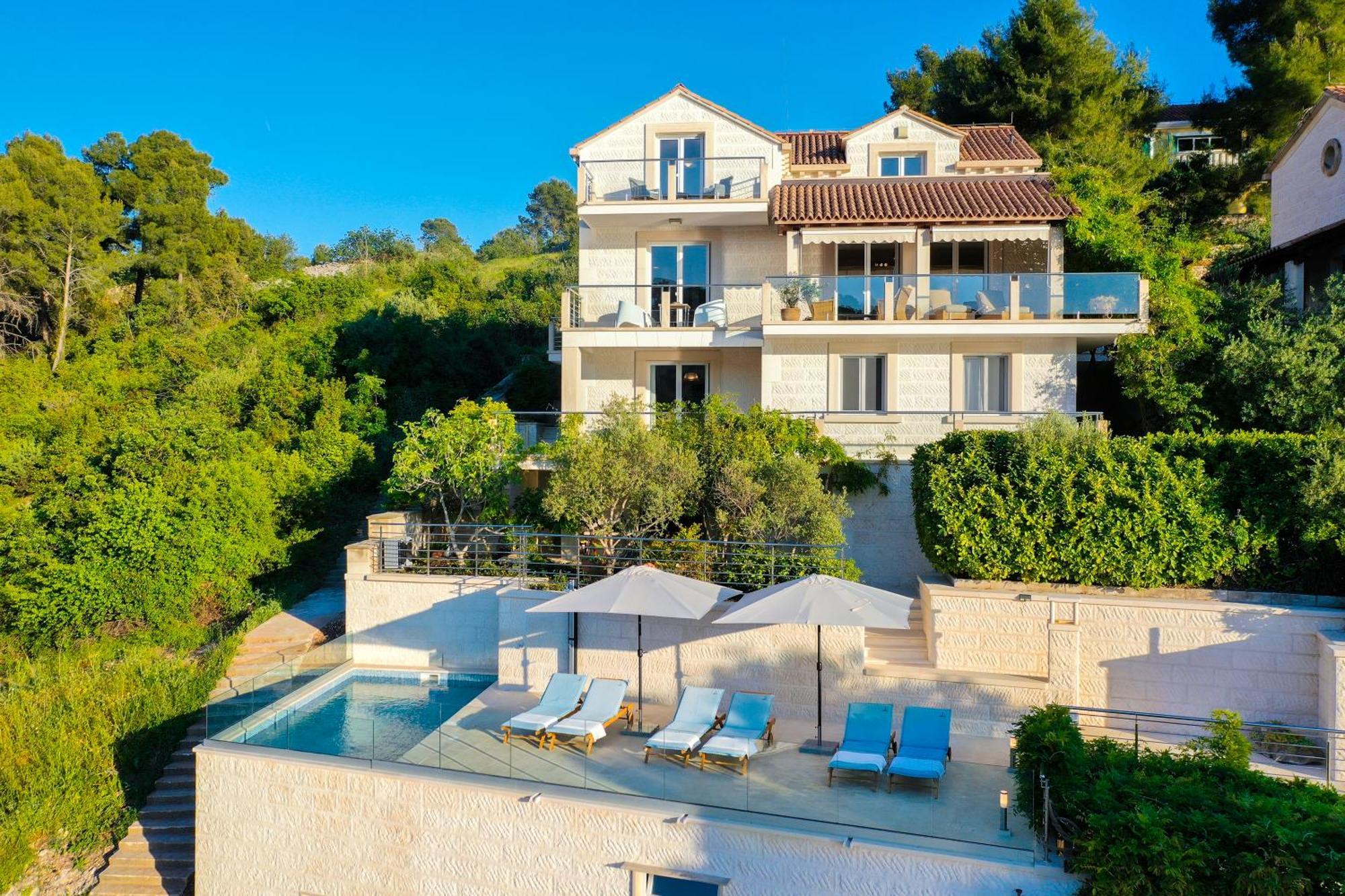 Philippa - Luxurious Five-room - Idyllic Location - First Row To The Sea - Spectacular View Of The Sea Bay - Unforgettable Sunsets - 15 Minutes From Supetar Ferry Port - Free Parking - Private Pool Sutivan