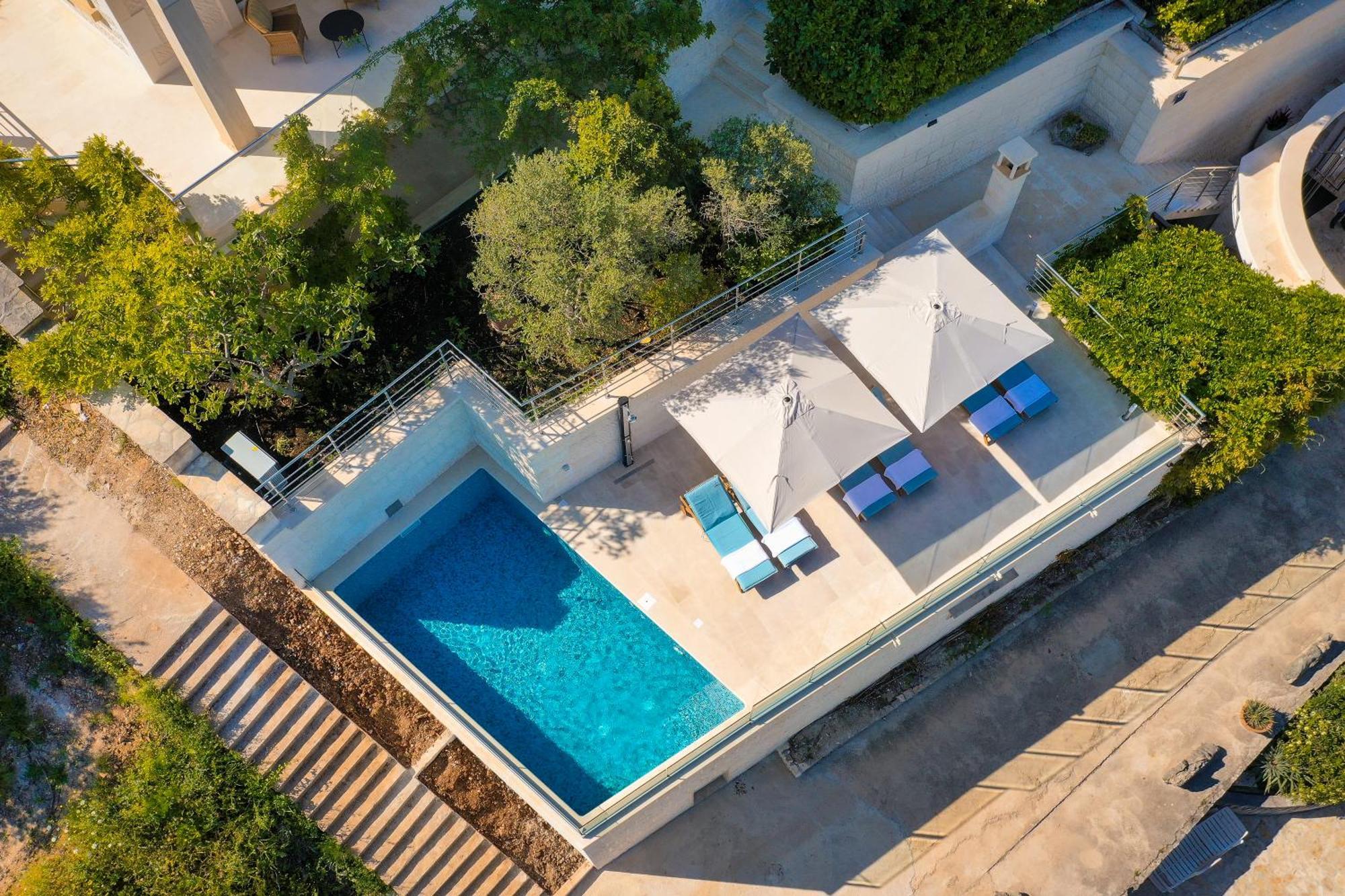 Philippa - Luxurious Five-room - Idyllic Location - First Row To The Sea - Spectacular View Of The Sea Bay - Unforgettable Sunsets - 15 Minutes From Supetar Ferry Port - Free Parking - Private Pool * Sutivan