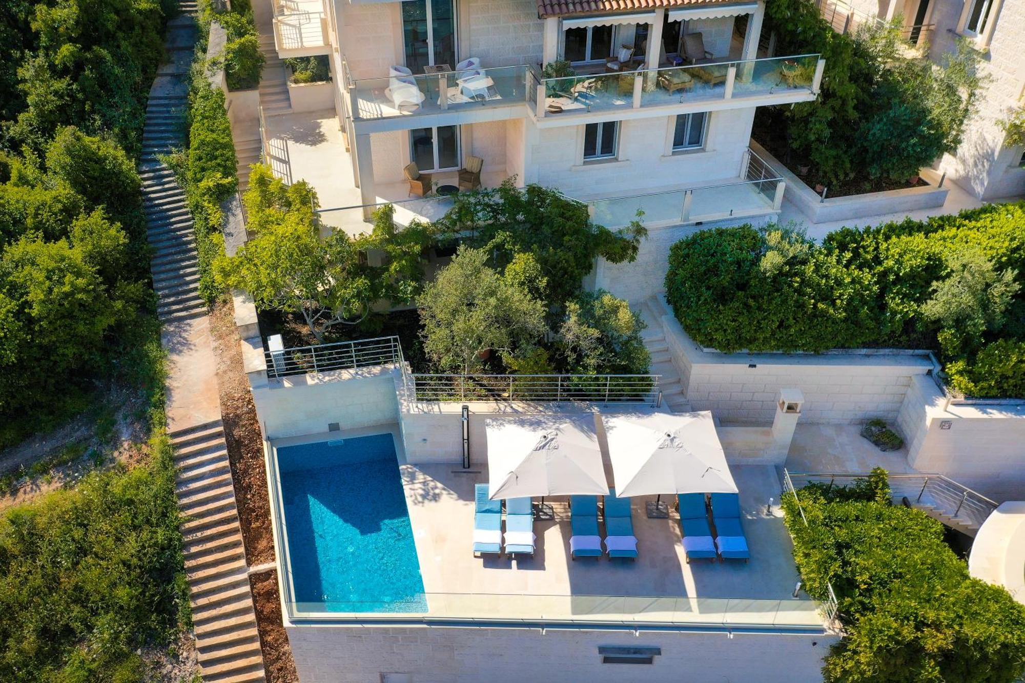 Philippa - Luxurious Five-room - Idyllic Location - First Row To The Sea - Spectacular View Of The Sea Bay - Unforgettable Sunsets - 15 Minutes From Supetar Ferry Port - Free Parking - Private Pool